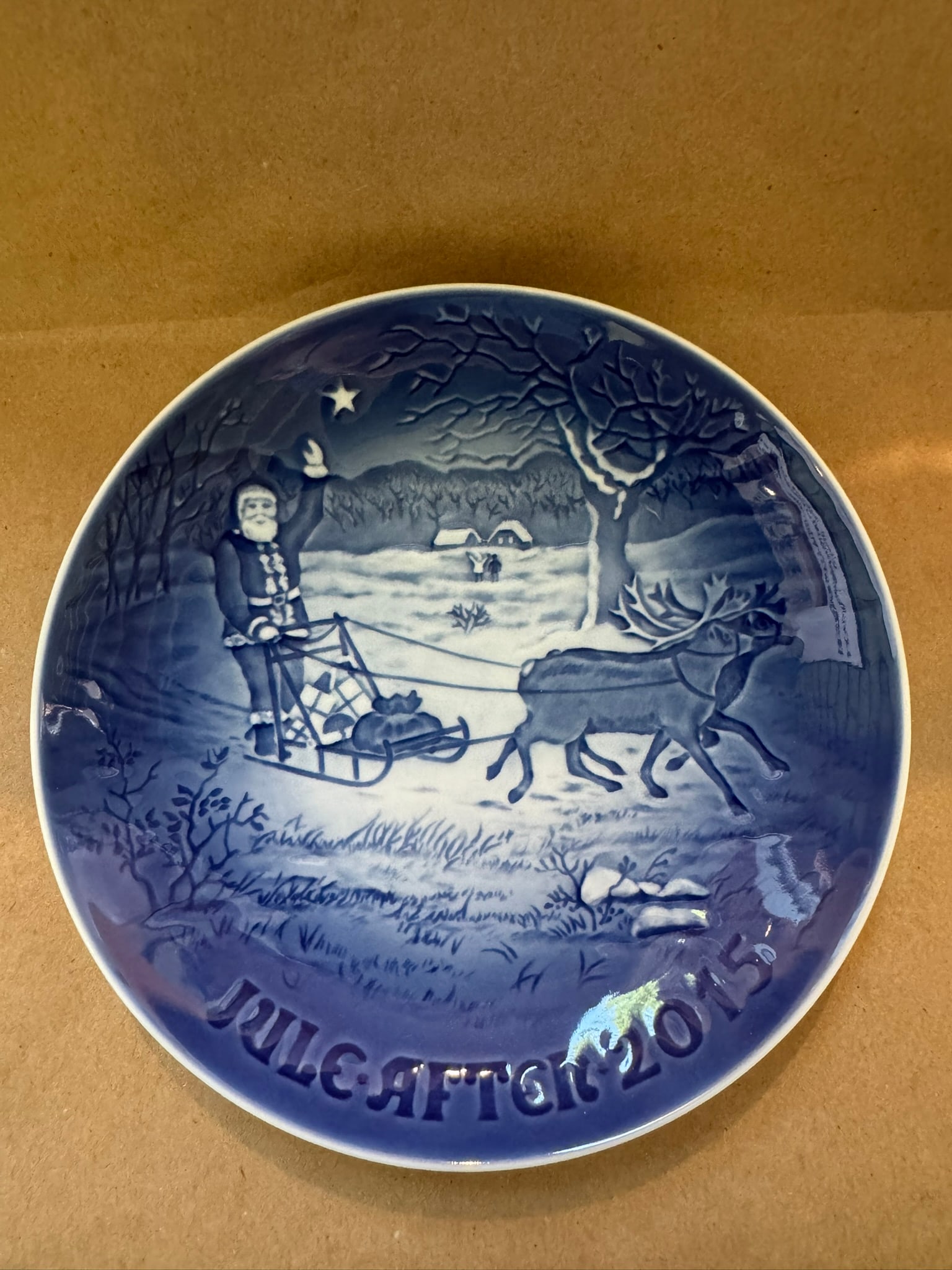 2015 - Santa's presents: COA -Up for auction is a pristine Bing & Grondahl Christmas Plate titled '2015 - Santa's presents'. This exquisite collector's item was originally issued in the year 2015. Featuring the