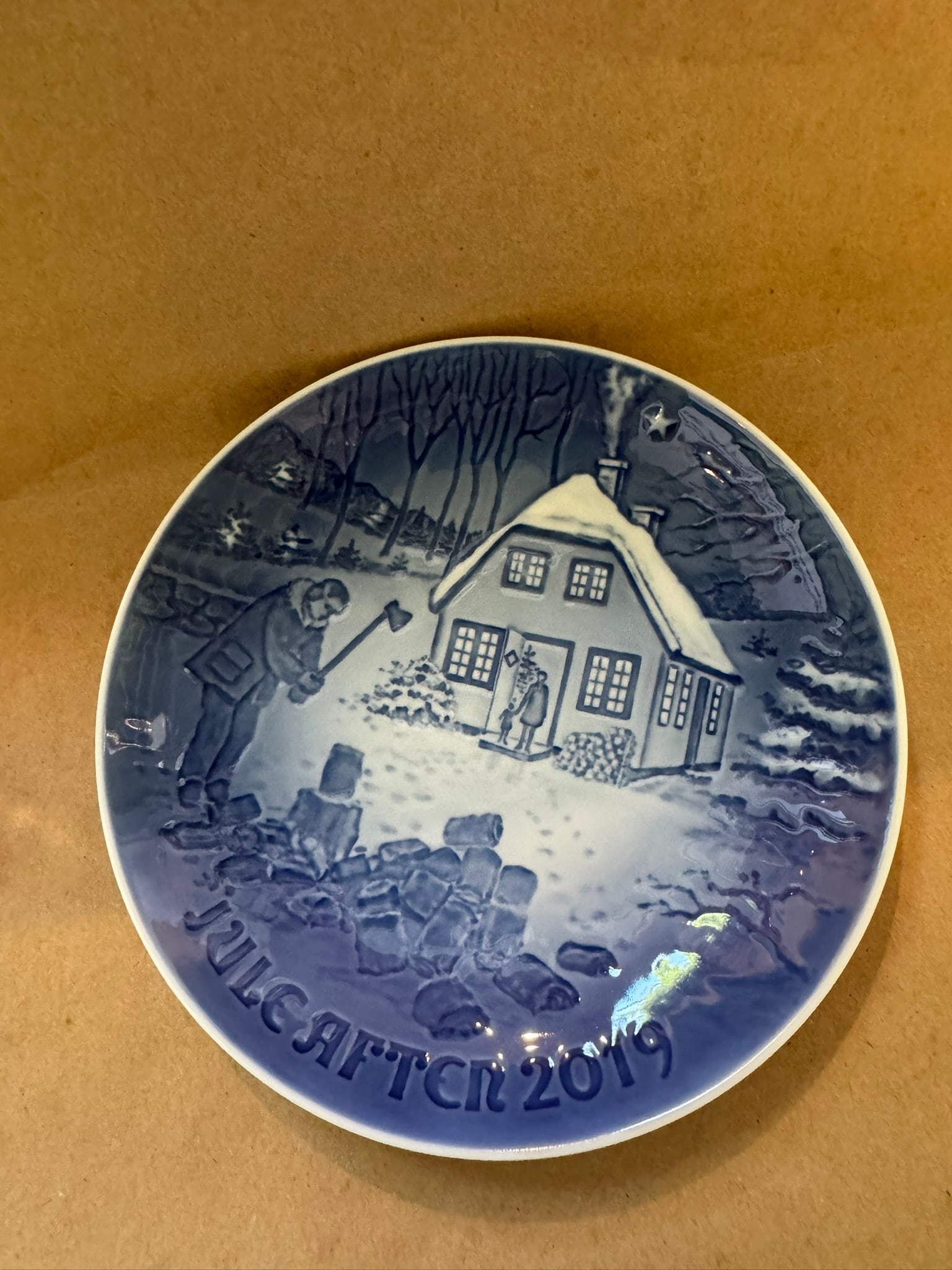 2019 - Chopping Wood: COA - Up for auction is a pristine Bing & Grondahl Christmas Plate titled '2019 - Chopping Wood'. This exquisite collector's item was originally issued in the year 2019. Featuring the manufacturer's