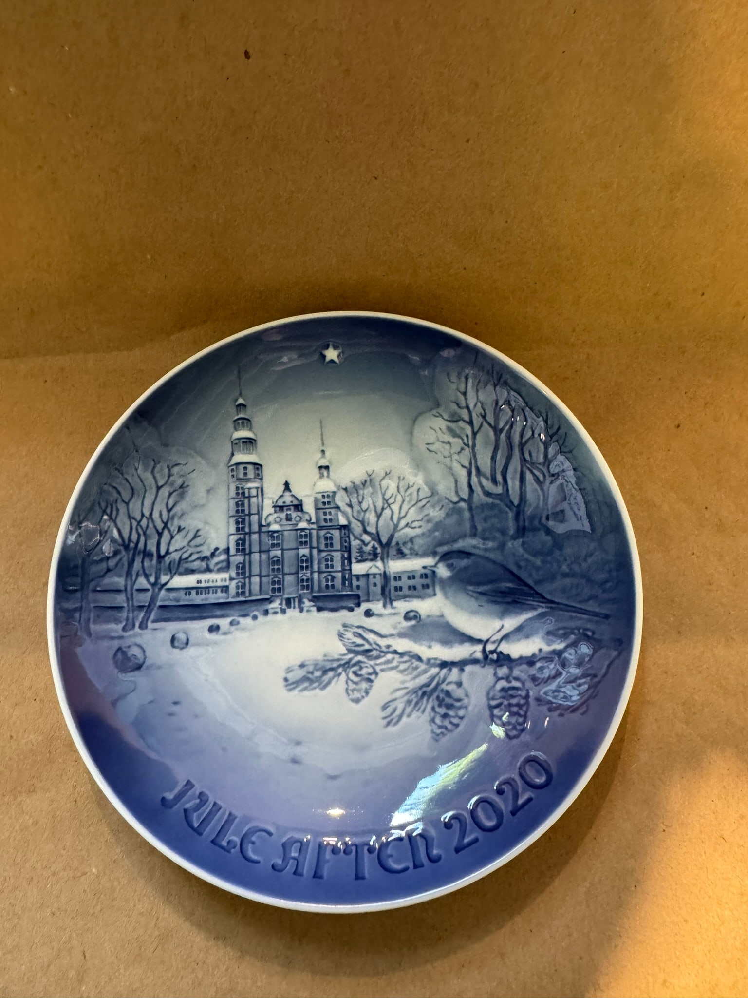 2020 - Rosenborg Castle: COA -Up for auction is a pristine Bing & Grondahl Christmas Plate titled '2020 - Rosenborg Castle'. This exquisite collector's item was originally issued in the year 2020. Featuring the manufacturer's