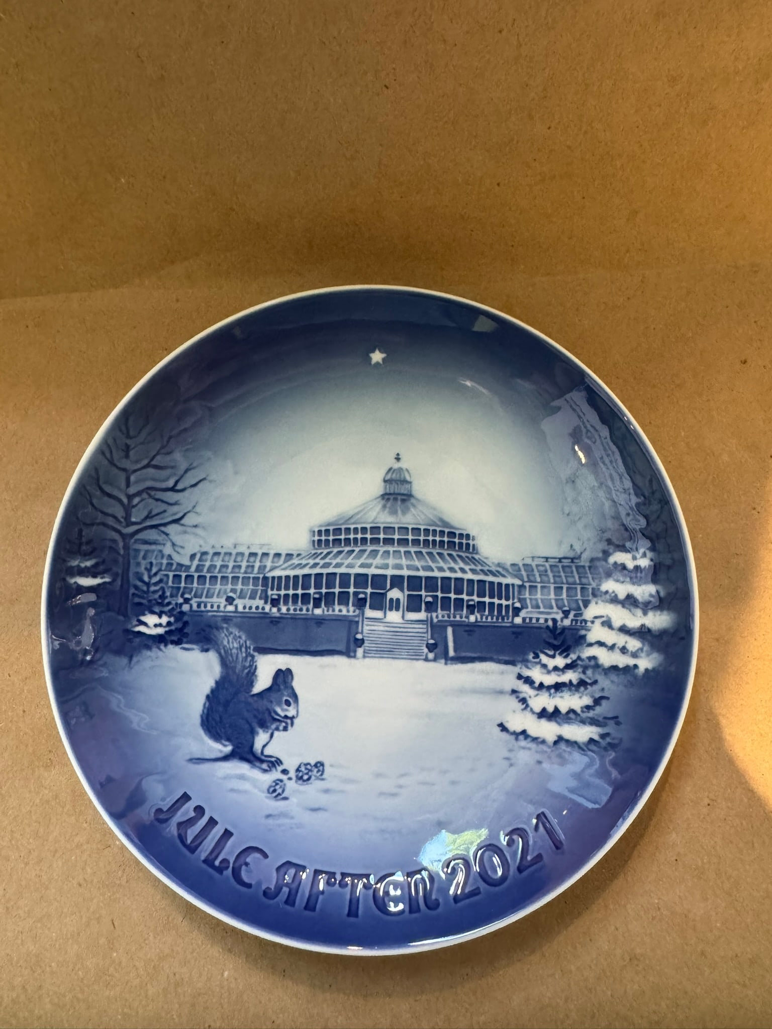 2021 - Botanical Garden: COA -Up for auction is a pristine Bing & Grondahl Christmas Plate titled '2021 - Botanical Garden'. This exquisite collector's item was originally issued in the year 2021. Featuring the manufacturer's