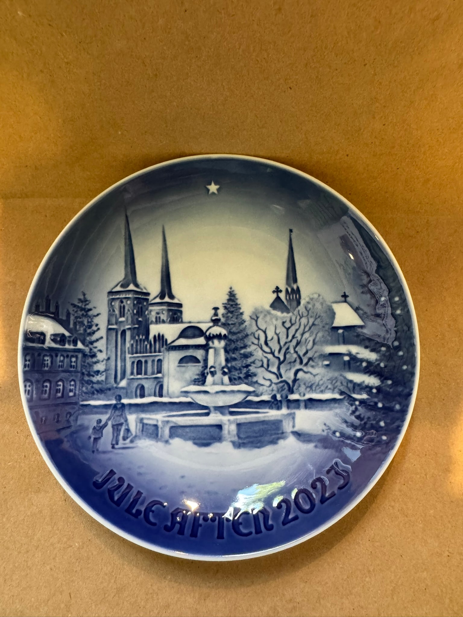 2023 - Roskilde Cathedral: COA -Up for auction is a pristine Bing & Grondahl Christmas Plate titled '2023 - Roskilde Cathedral'. This exquisite collector's item was originally issued in the year 2023. Featuring the manufacturer