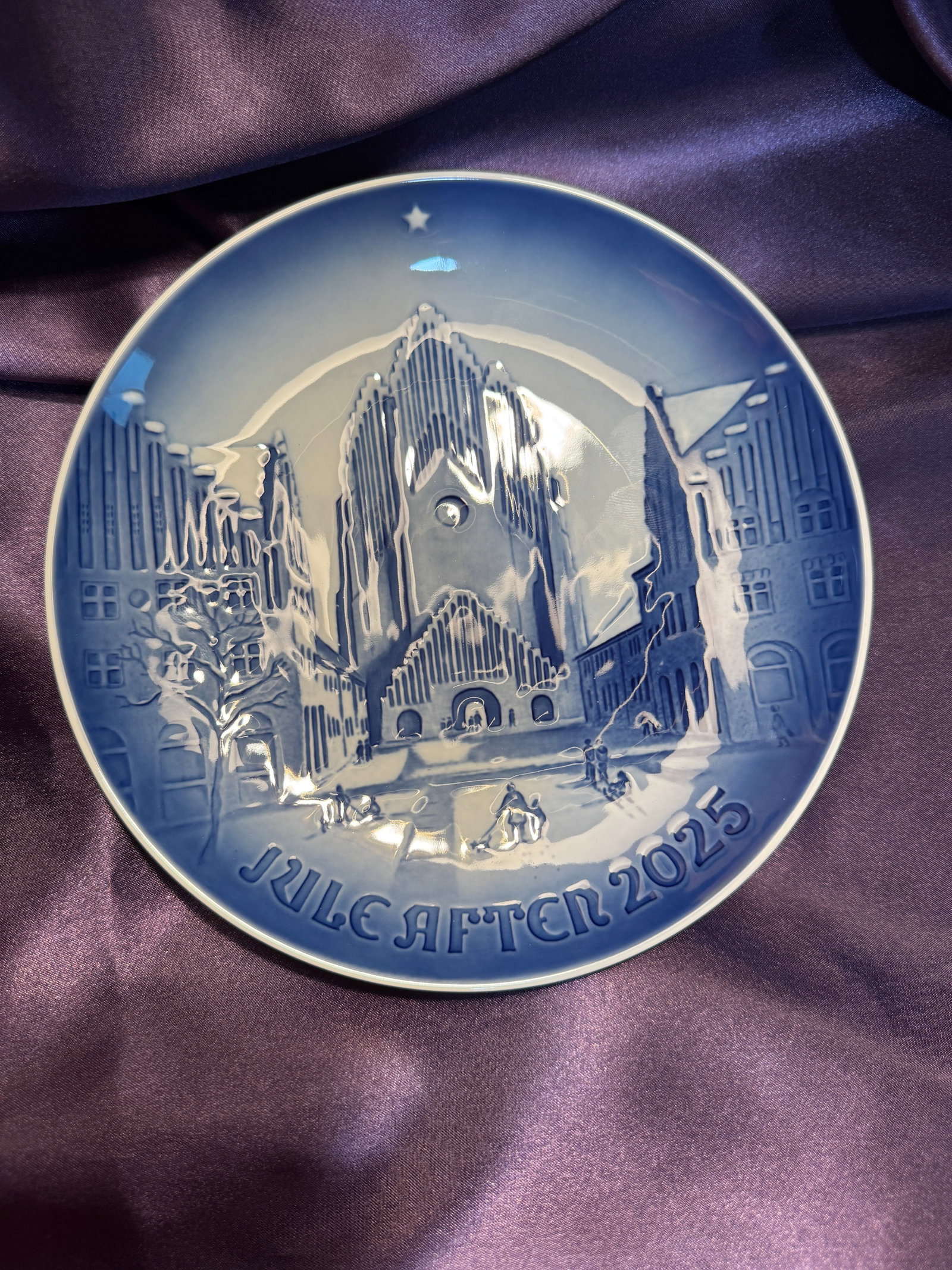 2025 - Grundtvigs Church: COA - Up for auction is a pristine Bing & Grondahl Christmas Plate titled '2025 - Grundtvigs Church'. This exquisite collector's item was originally issued in the year 2025. Featuring the