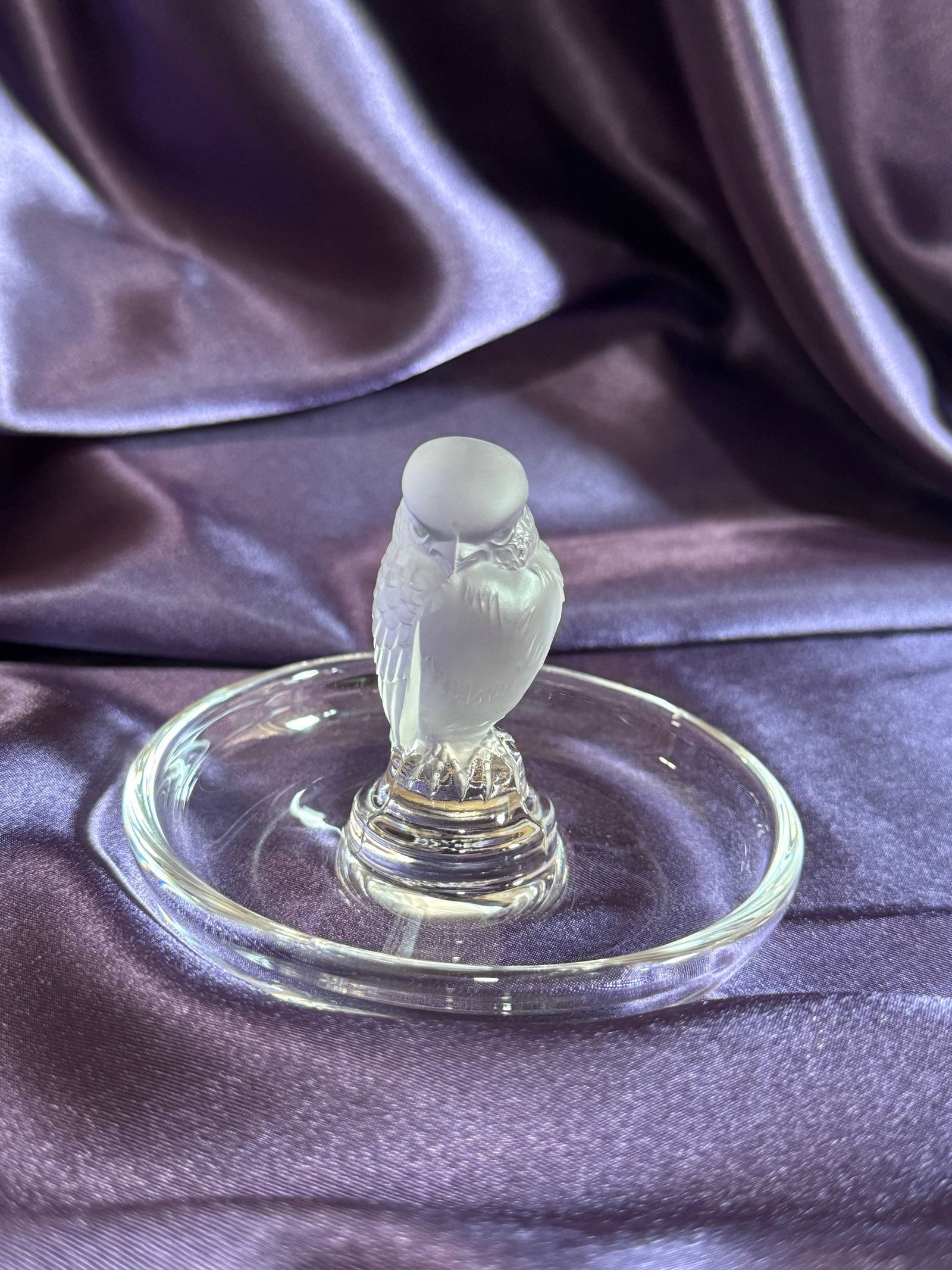Lalique France frosted Rapace Vide-Poche: A charming clear and frosted crystal ring dish or vide-poche by Lalique France. The center features a highly detailed, sculptural frosted owl ("Chouette" pattern). Etched "Lalique France" signature