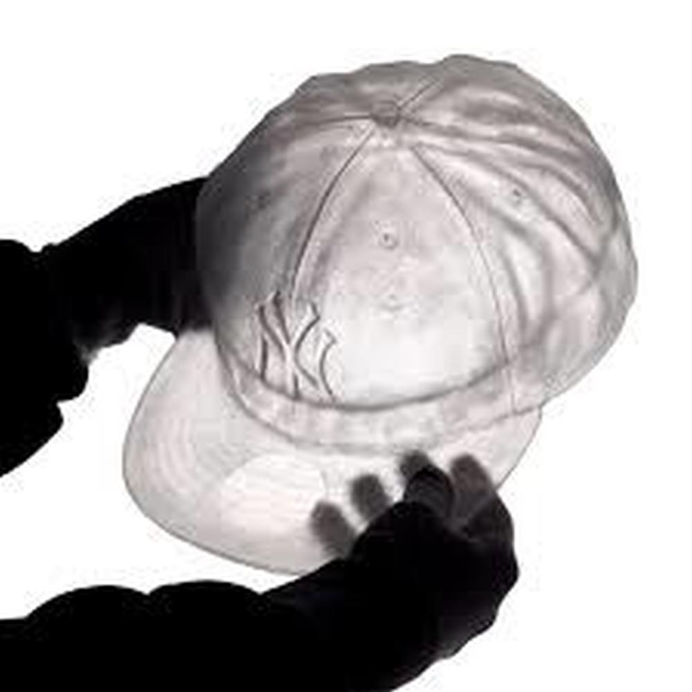 Daniel ARSHAM (Né en 1980) CRYSTAL RELIC 001 (BASEBALL CAP), 2019 Edition en sélé...: Daniel ARSHAM (Né en 1980) CRYSTAL RELIC 001 (BASEBALL CAP), 2019 Edition en sélénite avec cristaux de quartz (multiples) Porte une étiquette holographique qui authentifie œuv