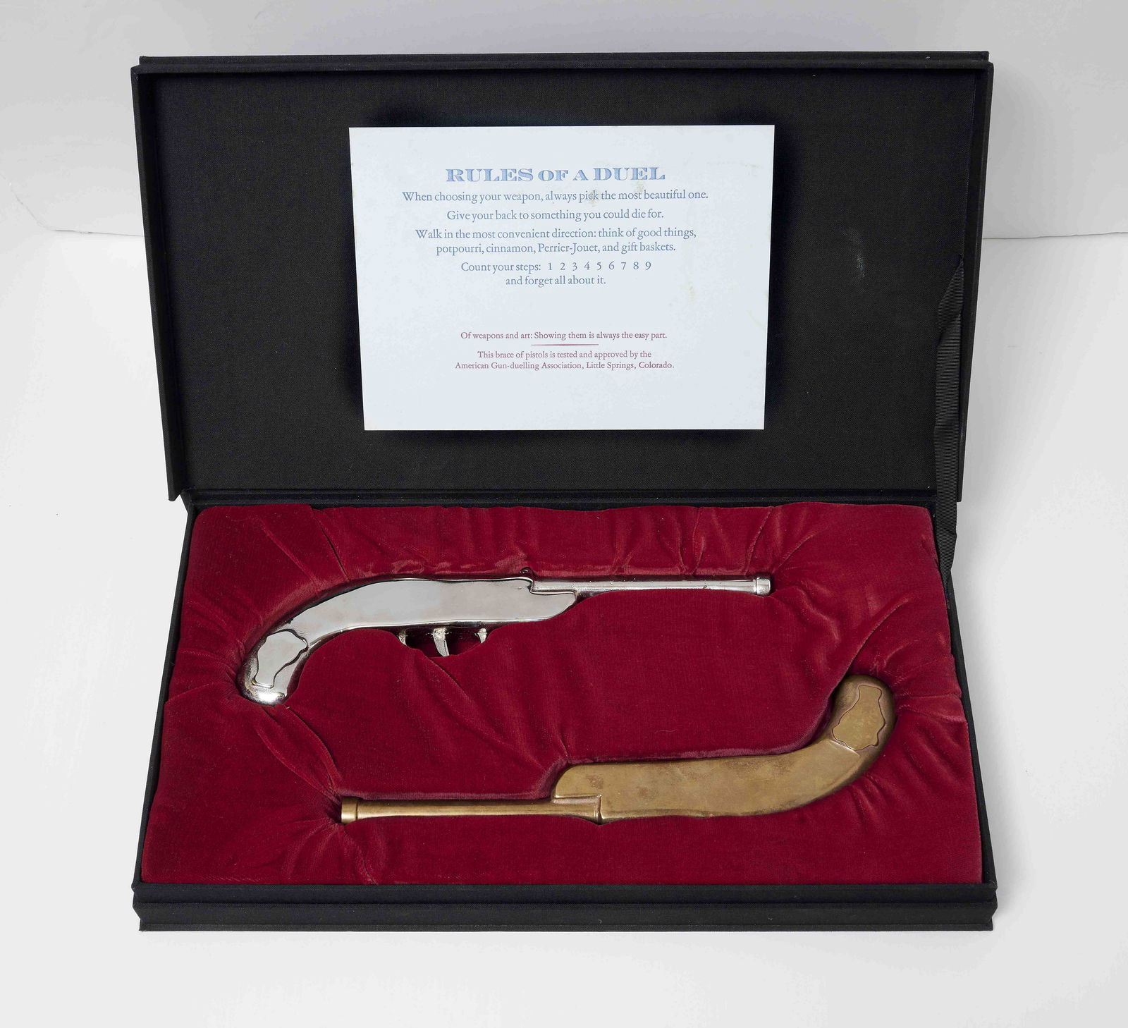 Vik MUNIZ (Né en 1961) DRUNKEN DUEL, 1991 Deux pistolets de duel en bronze dans un écr...: Vik MUNIZ (Né en 1961) DRUNKEN DUEL, 1991 Deux pistolets de duel en bronze dans un écrin de velour Signée Édition de 26 exemplaires Kunst Éditions et Stux Gallery, New York 40