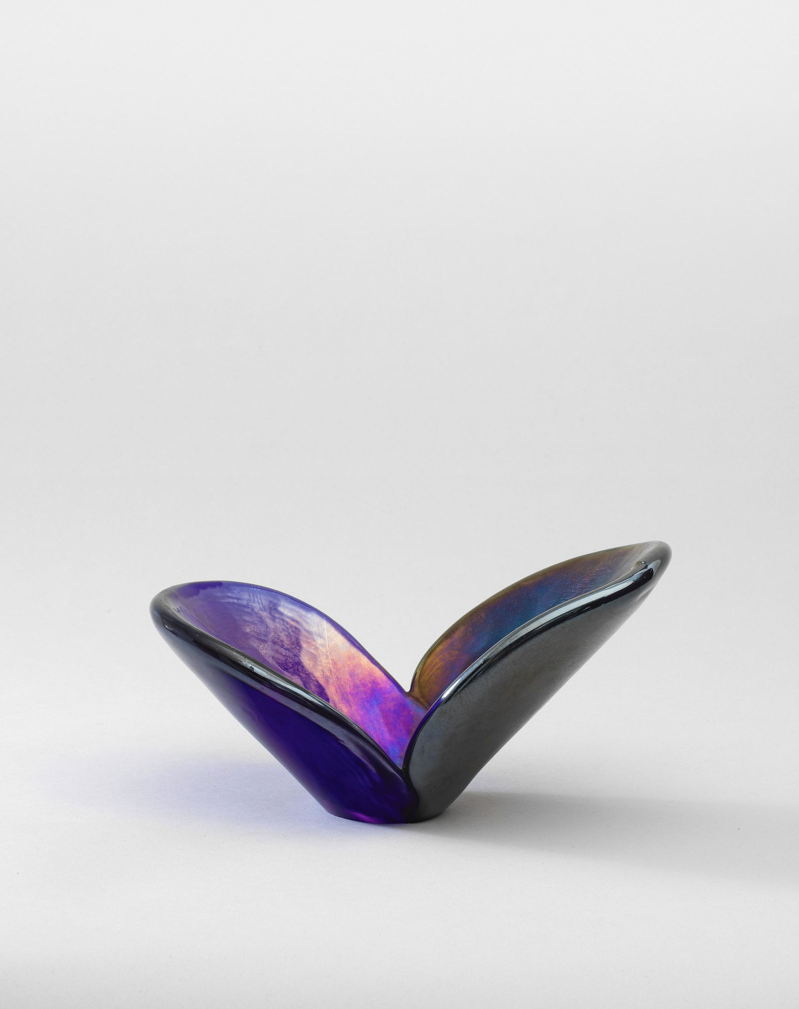 Giorgio Ferro Bowl, from the 'Anse Volanti' series, circa 1952: Giorgio Ferro Bowl, from the 'Anse Volanti' series, circa 1952 Iridescent coloured glass. 11.7 x 21.8 x 12.4cm Produced by A.V.E.M, Murano, Italy.
