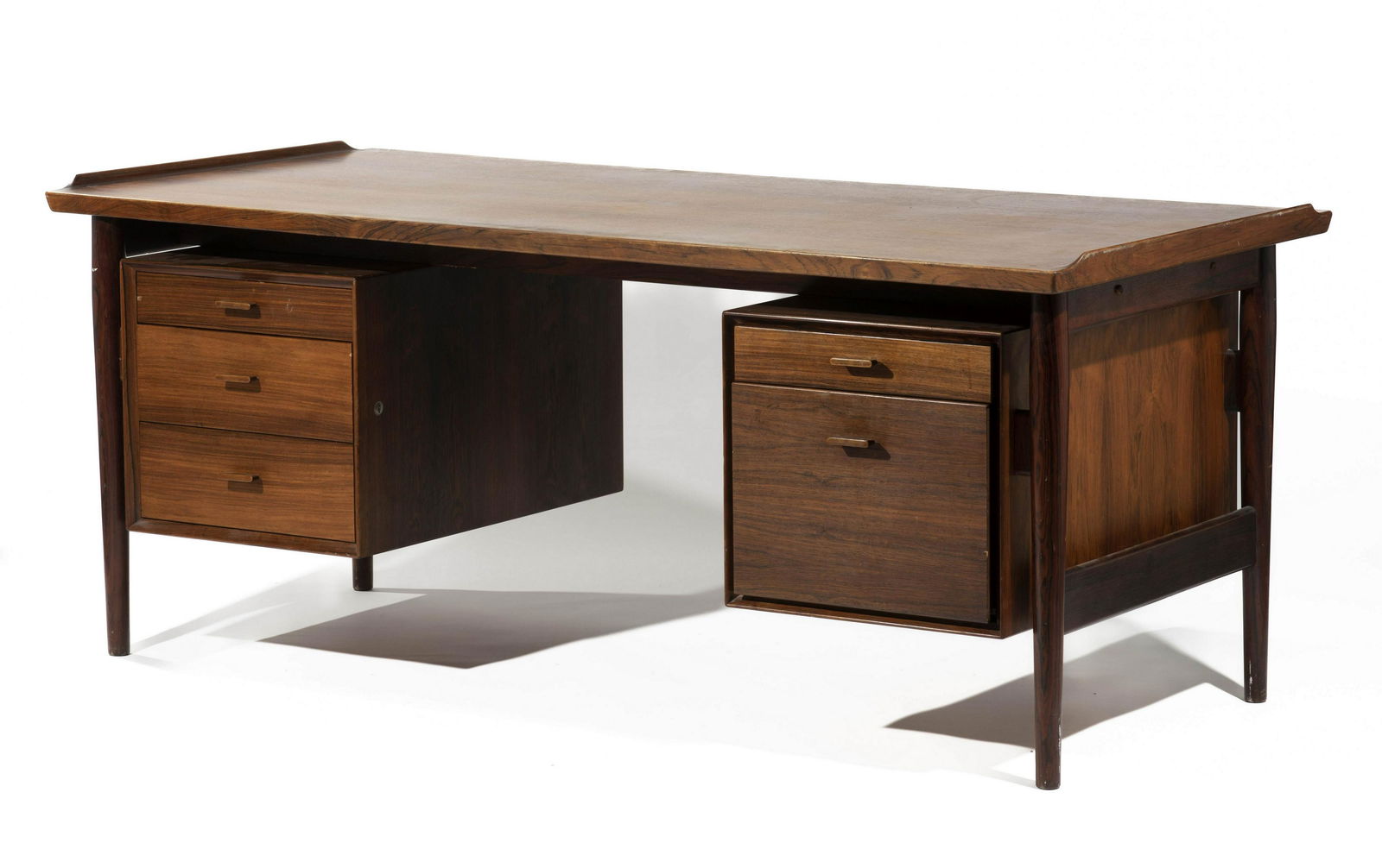 ARNE VODDER Bureau 'Président'création circa 1960Edition Sibast, en palissandreH: 80cm...: ARNE VODDER Bureau 'Président' création circa 1960 Edition Sibast, en palissandre H: 80cm.(31 1/2in.); L: 180cm.(70 7/8in.); P: 80cm(31 1/2in.). A rosewood 'Président' desk by Arne Vodd