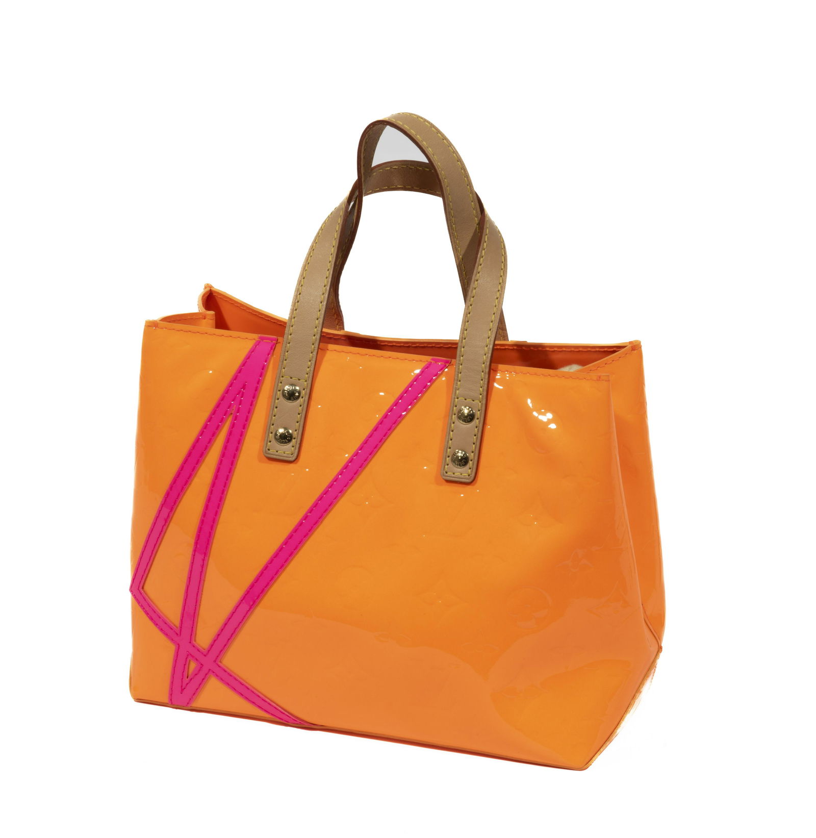 Louis VUITTON X Robert WILSON, Printemps-Eté 2002 Directeur artistique: Marc Jacobs: Louis VUITTON X Robert WILSON, Printemps-Eté 2002 Directeur artistique: Marc Jacobs Sac Reade 22, cuir orange et fuchsia fluo Monogram Vernis embossé, double poignée en cuir naturel. Lo
