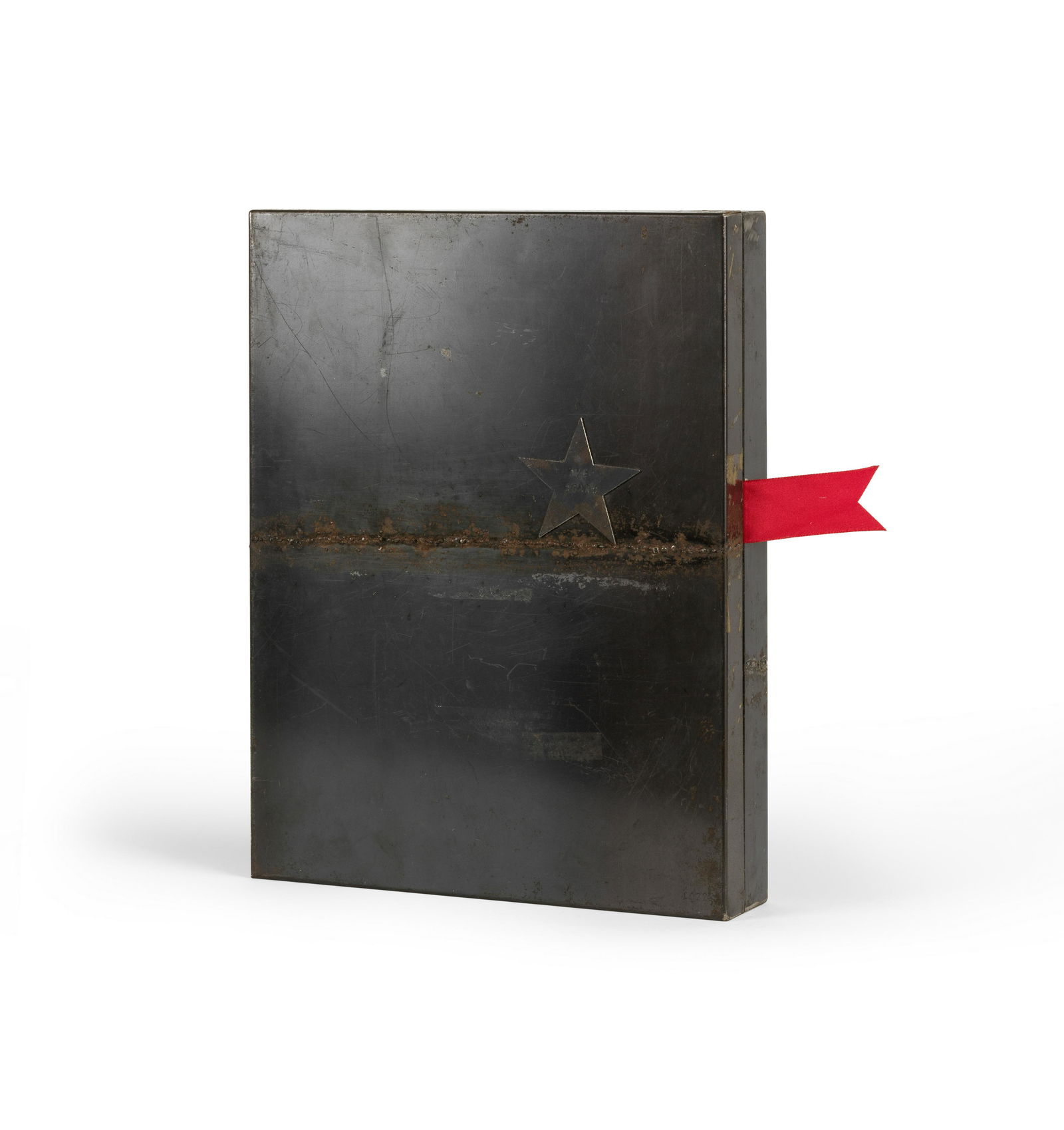 THE STARS (HUANG RI, MAO LIZI, QU LEILEI, YANG YI PING, AH CHENG, LI SHUANG, BO YUN, SHAO FEI, M...: THE STARS (HUANG RI, MAO LIZI, QU LEILEI, YANG YI PING, AH CHENG, LI SHUANG, BO YUN, SHAO FEI, MA DESHENG, YAN LI, AI WEI WEI, WANG KEPING) STARS IRON BOX, 1989 Boîte en fer numérotée '