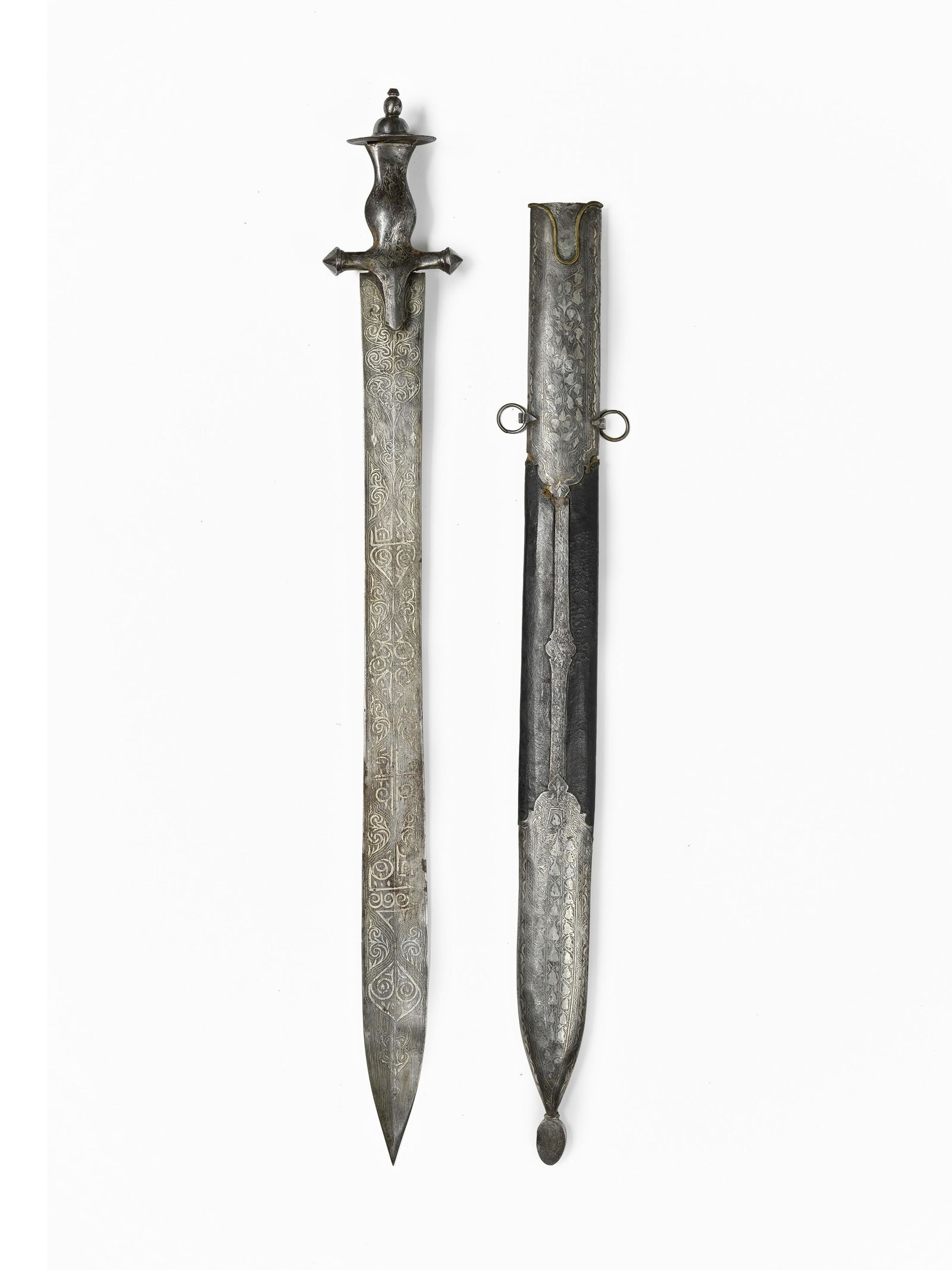 Epée en acier à décor koftgari argent (khanda), Inde XIXe siècle A silver-ko...: Epée en acier à décor koftgari argent (khanda), Inde XIXe siècle A silver-koftgari steel sword (khanda), India, 19th Century the double-edged steel blade of waisted form, decorated