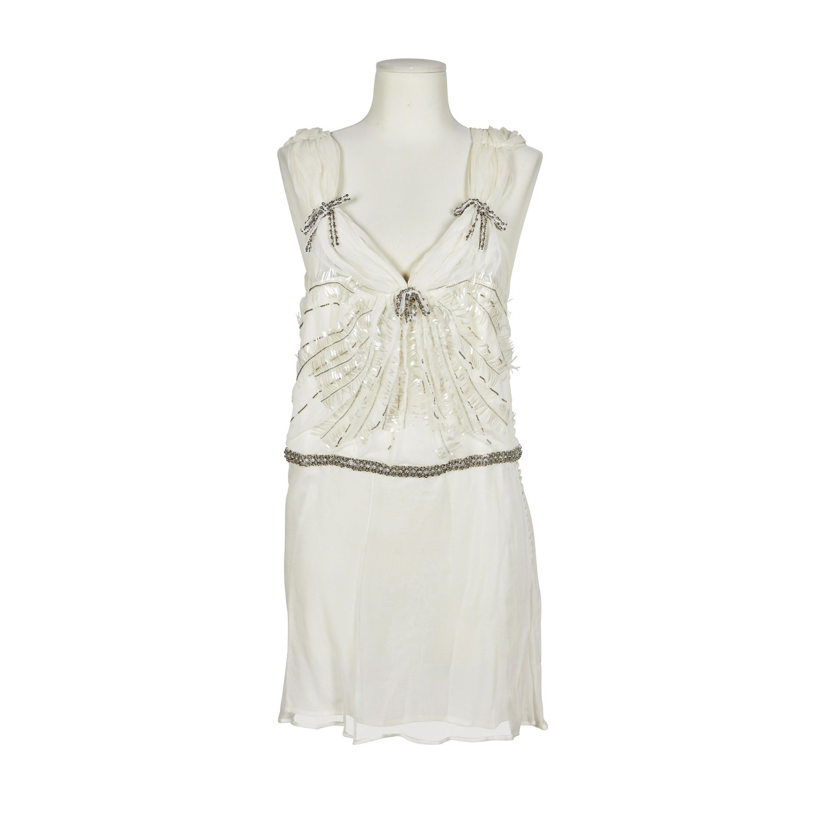 Christian DIOR, Collection Prêt à Porter, circa 2010. Robe à larges bretelles. D...: Christian DIOR, Collection Prêt à Porter, circa 2010. Robe à larges bretelles. Directeur artistique: John Galliano. En mousseline et soie ivoire, buste rebrodé de perles, paillette