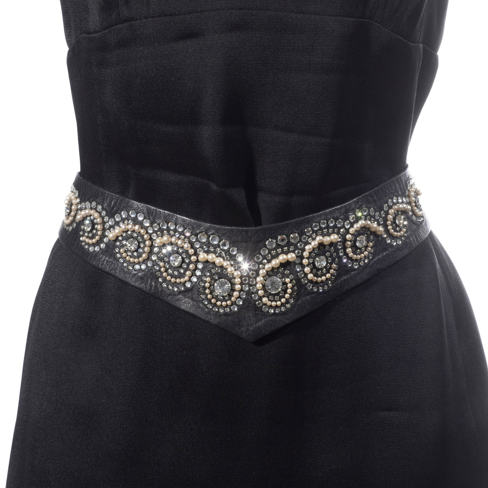 CHANEL, Collection Prêt à Porter, circa 2000. Ceinture en forme. Directeur artistique...: CHANEL, Collection Prêt à Porter, circa 2000. Ceinture en forme. Directeur artistique: Karl Lagerfeld. En cuir agneau noir rebrodé de perles fantaisies et de strass. Taille françai