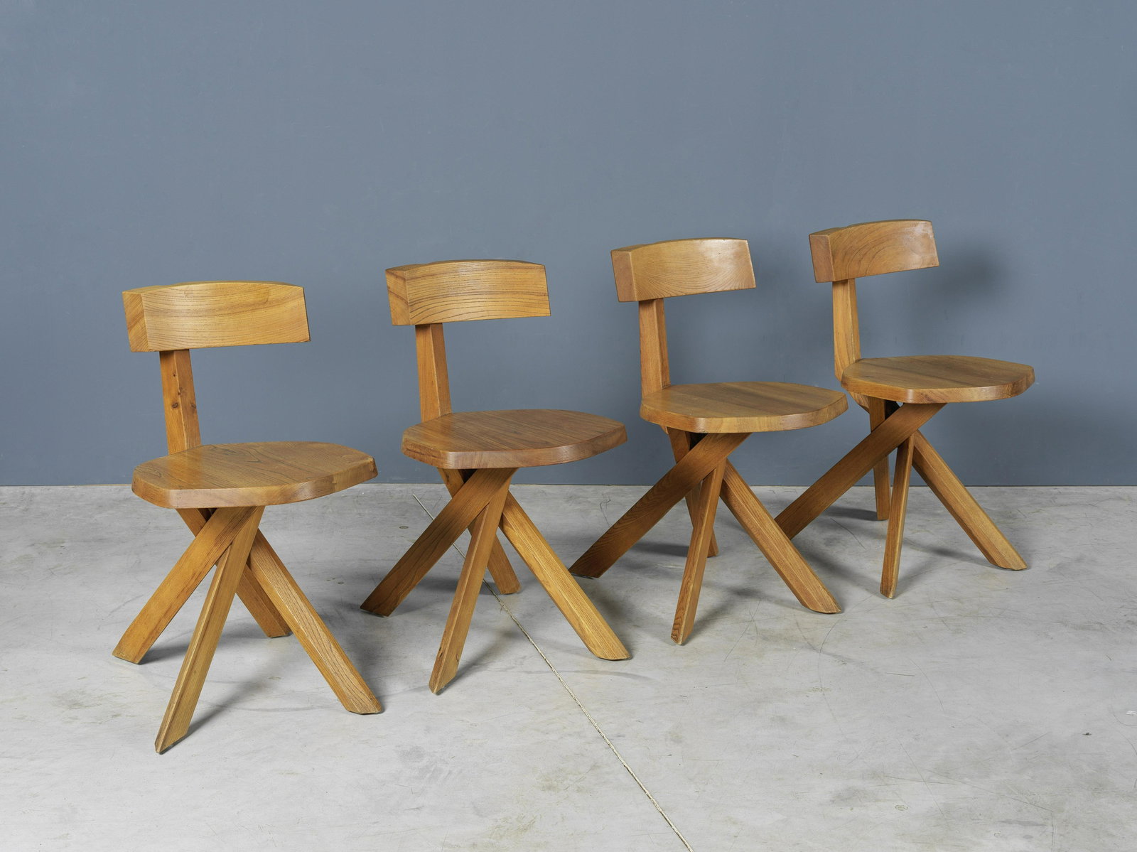 PIERRE CHAPO (1927-1986) Suite de quatre chaises mod. S34 dites 'faisceaux'Création en 1973...: PIERRE CHAPO (1927-1986) Suite de quatre chaises mod. S34 dites 'faisceaux' Création en 1973 Réalisation Atelier Pierre Chapo, en orme massif H: 71,5cm.(27 15/16in.); L: 39cm.(15 3/8in.); P: