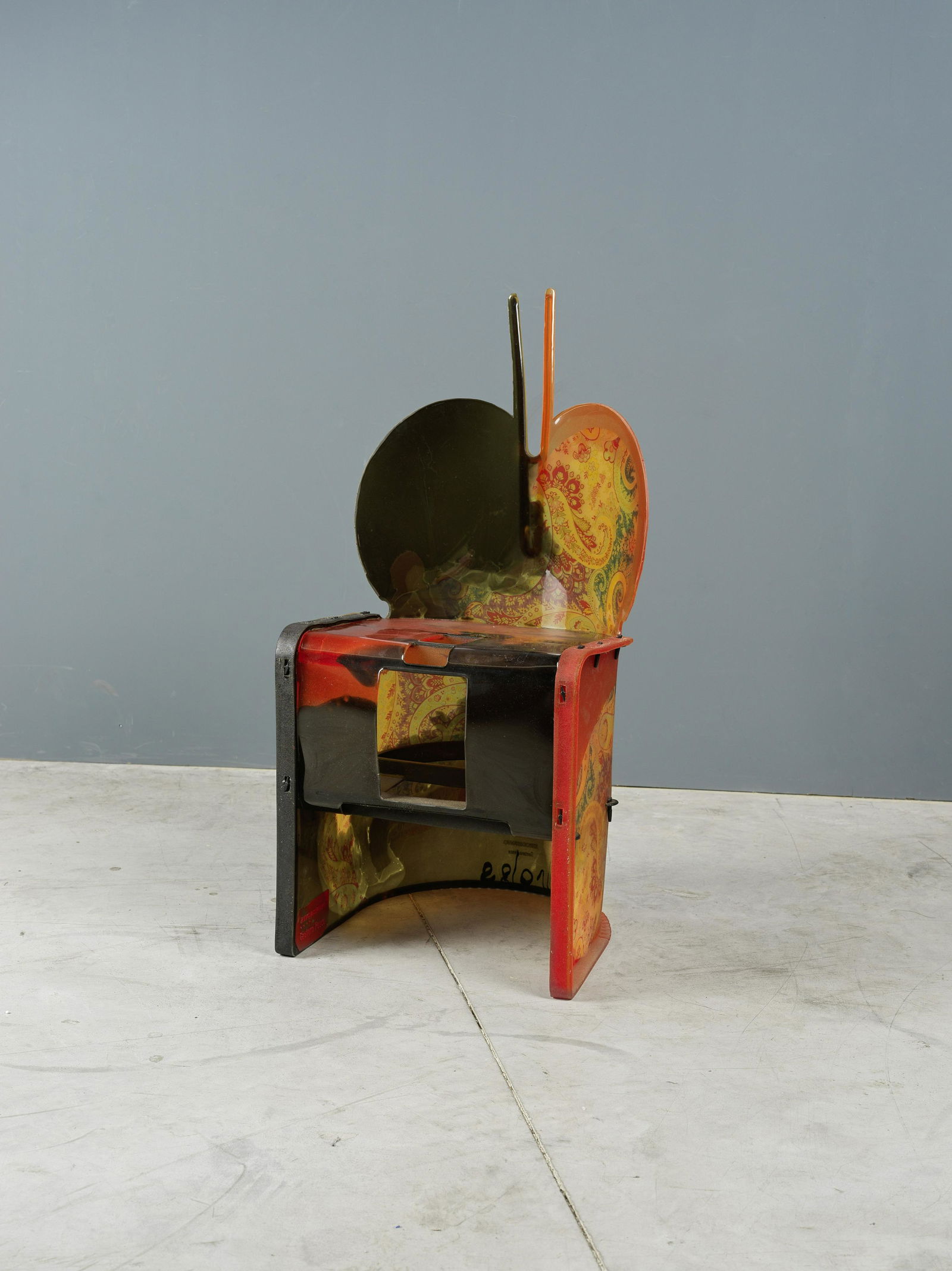 GAETANO PESCE (Né en 1939) Chaise 'Nobody's Perfect'2004Edition limitée Etro/Zerodiseg...: GAETANO PESCE (Né en 1939) Chaise 'Nobody's Perfect' 2004 Edition limitée Etro/Zerodisegno, signée, datée, estampillée et numérotée 67/99, en plastique moulé te