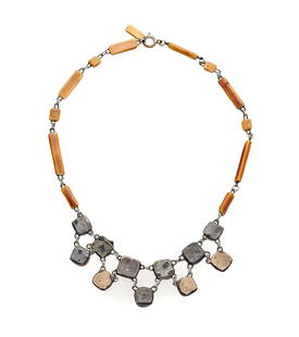 Denise GATARD (1908-1991) Collier draperie circa 1960: Denise GATARD (1908-1991) Collier draperie circa 1960 collier en terre estampée, émail et métal argenté necklace in stamped clay, enamel and silver metal Longueur : 43 cm. <