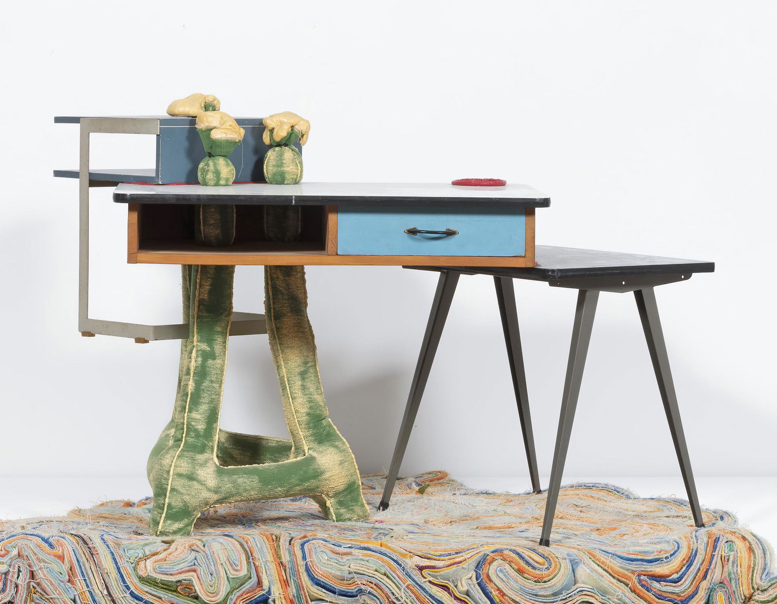 TEJO REMY (1960-) & RENE VEENHUIZEN (1968-) BureauRéalisé à partir de différ...: TEJO REMY (1960-) & RENE VEENHUIZEN (1968-) Bureau Réalisé à partir de différents meubles de designers hollandais : une table de nuit de Wim Rietveld pour Auping, un bureau de Coen