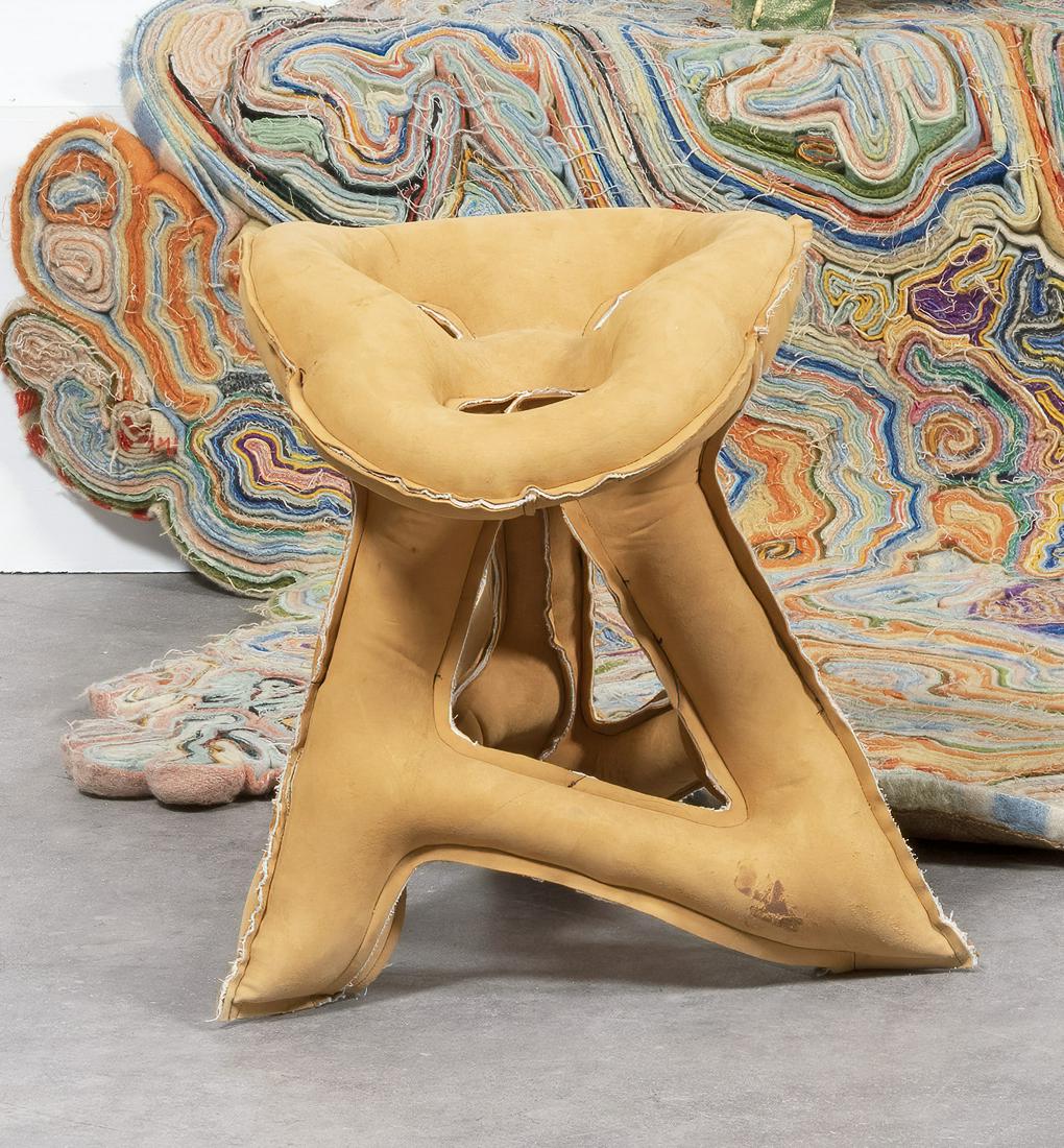 TEJO REMY (1960-) & RENE VEENHUIZEN (1968-) Mod. Soft ConcreteTabouretMousse expansée garni...: TEJO REMY (1960-) & RENE VEENHUIZEN (1968-) Mod. Soft Concrete Tabouret Mousse expansée garnie d'alcantara. Prototype. Kruk Schuimrubber met alcantara bekleding. Prototype. Stool Expa