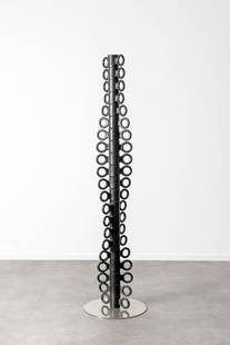 RICHARD HUTTEN (1967-) Mod. DomboPorte-manteaux composé de 21 gobelets Dombo noirs pivotan...: RICHARD HUTTEN (1967-) Mod. Dombo Porte-manteaux composé de 21 gobelets Dombo noirs pivotant. Polypropylène et métal chromé. Edition limitée 3/8, signé et daté. Kaps