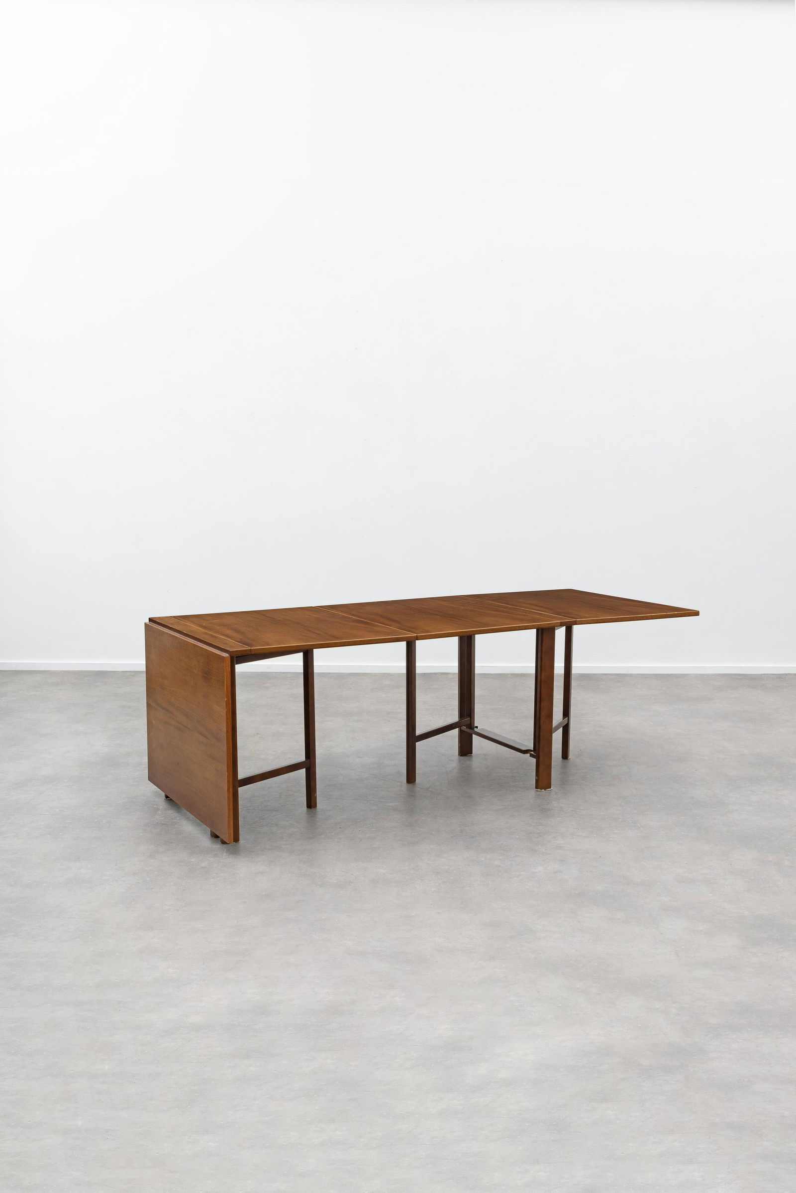 BRUNO MATHSSON (1907-1988) Mod. Maria FlapTable de salle à manger entièreme...: BRUNO MATHSSON (1907-1988) Mod. Maria Flap Table de salle à manger entièrement repliable Plateau en teck et piétement en bouleau. Opvouwbare eettafel Teakhout blad, berkenhout
