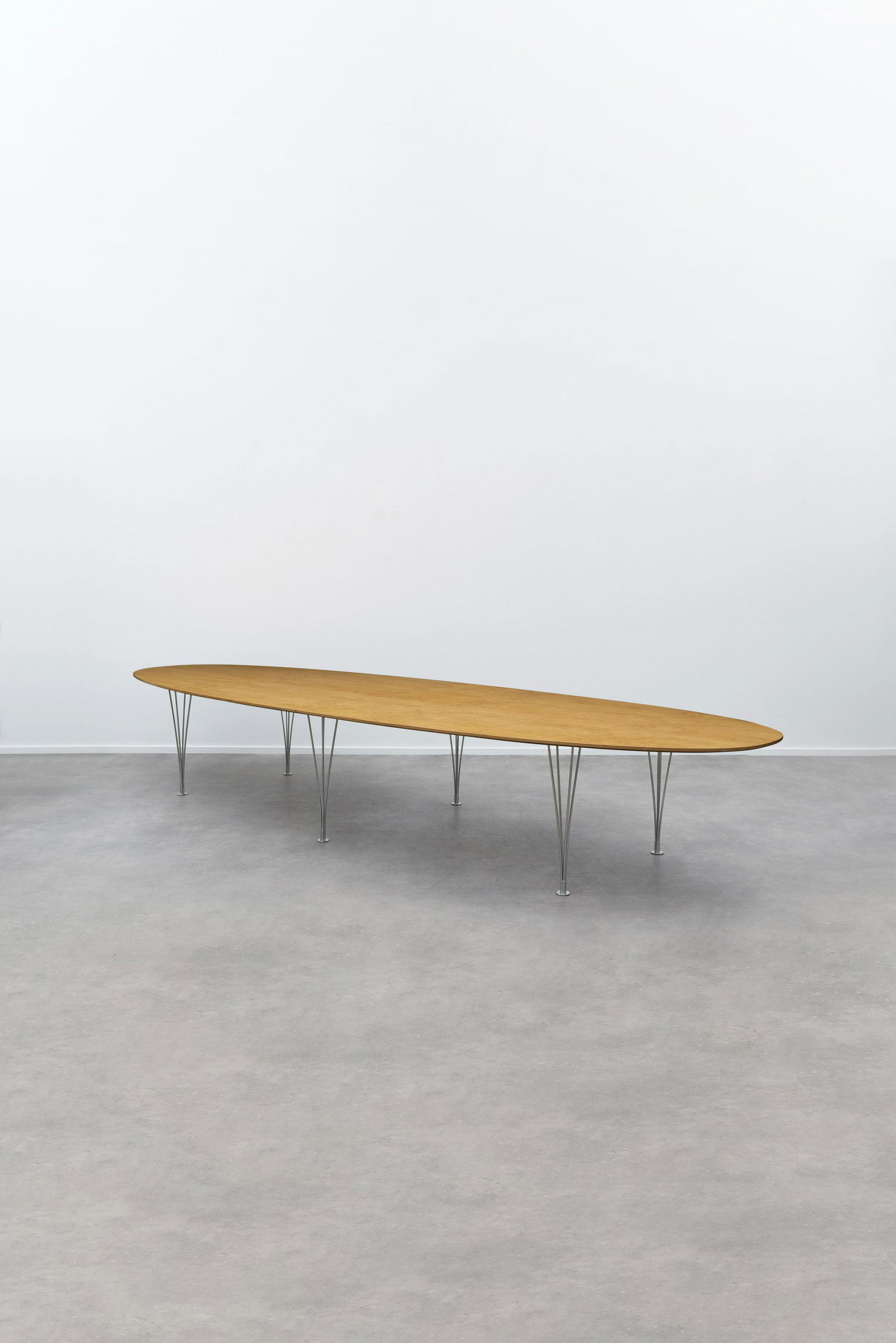 PIET HEIN (1905-1996) & BRUNO MATHSSON (1907-1988) Super ellipseLongue table - Table de conf...: PIET HEIN (1905-1996) & BRUNO MATHSSON (1907-1988) Super ellipse Longue table - Table de conférence Plateau elliptique en deux parties en bouleau et six pieds en métal chromé. Etiquette