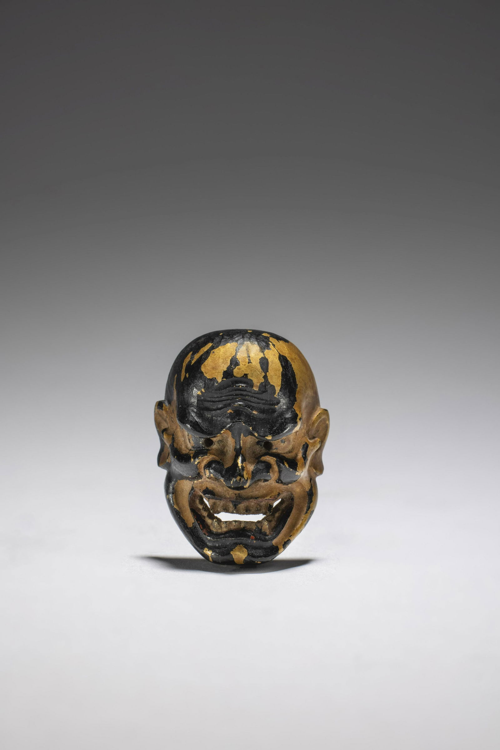 NETSUKE EN BOIS LAQUÉ REPRÉSENTANT UN MASQUE DE NÔ Par Kano Tessai (1845-1925), f... (1 of 1)