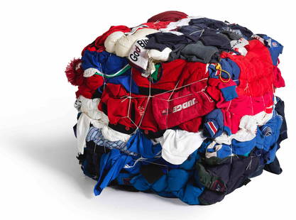 SHINIQUE SMITH (N. 1971) Bale Variant No 0008 (Flag) 2005: SHINIQUE SMITH (N. 1971) Bale Variant No 0008 (Flag) 2005 vêtements, ficelle et vis montés sur bois clothes, string and screws mounted on wood 74 x 86 x 74 cm. 29 1/8 x 33 7/8 x 29 1/8 in.