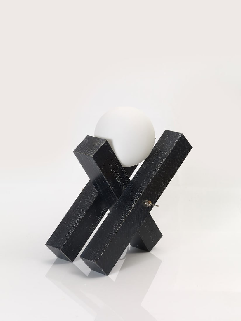 FRANCOIS ARNAL (1924-2012) Lampe, 1992 En chêne massif verni noir cérusé, structu...: FRANCOIS ARNAL (1924-2012) Lampe, 1992 En chêne massif verni noir cérusé, structure en x accueillant un globe en verre blanc dépoli Signée et numérotée Édition