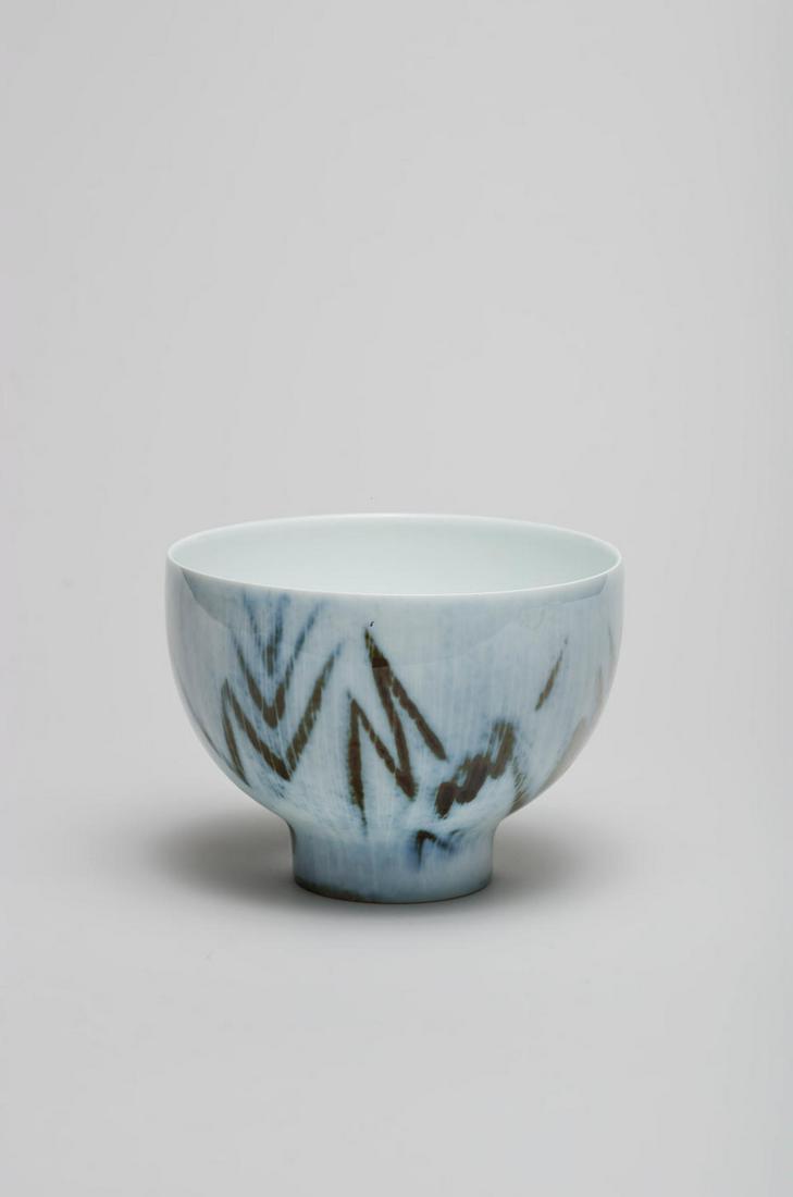 Fance Franck Bol, 1969: Fance Franck Bol, 1969 Porcelaine de Sèvres tournée, émail blanc, décor bleu et feuilles brunes. 11.5 cm, 15.2 cm Inscription en hommage à Francine Del Pierre, marque de la ma