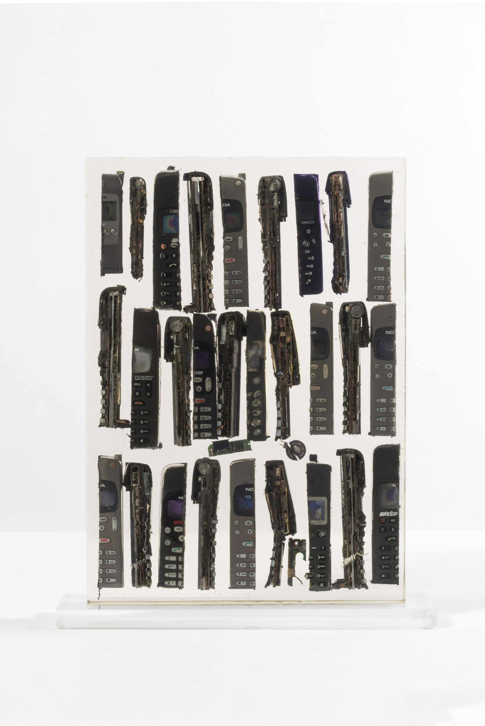 FERNANDEZ ARMAN (1928-2005) Accumulation de téléphones,Circa 1965 Inclusion de té...: FERNANDEZ ARMAN (1928-2005) Accumulation de téléphones,Circa 1965 Inclusion de téléphones portables découpés Résine et caisson en plexiglas Signée et numér