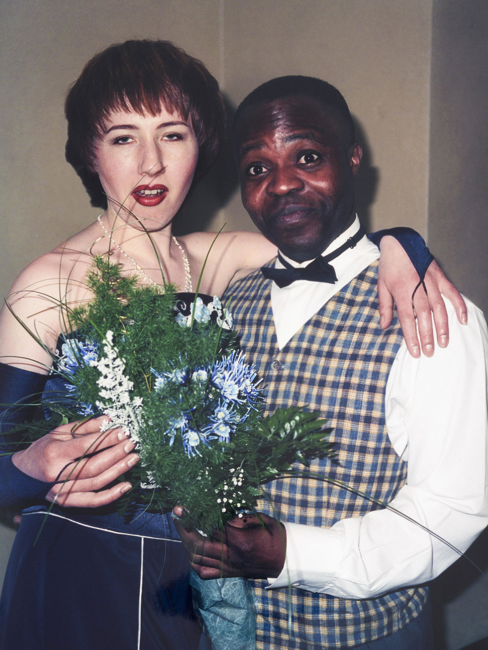 SERGEY BRATKOV (born 1960) Married, 2004 Tirage argentique. Signé et numéroté 14/...: SERGEY BRATKOV (born 1960) Married, 2004 Tirage argentique. Signé et numéroté 14/60 au dos Zilverdruk. Getekend en genummerd 14/60 op de achterzijde Silver print. Signed and numbered 14