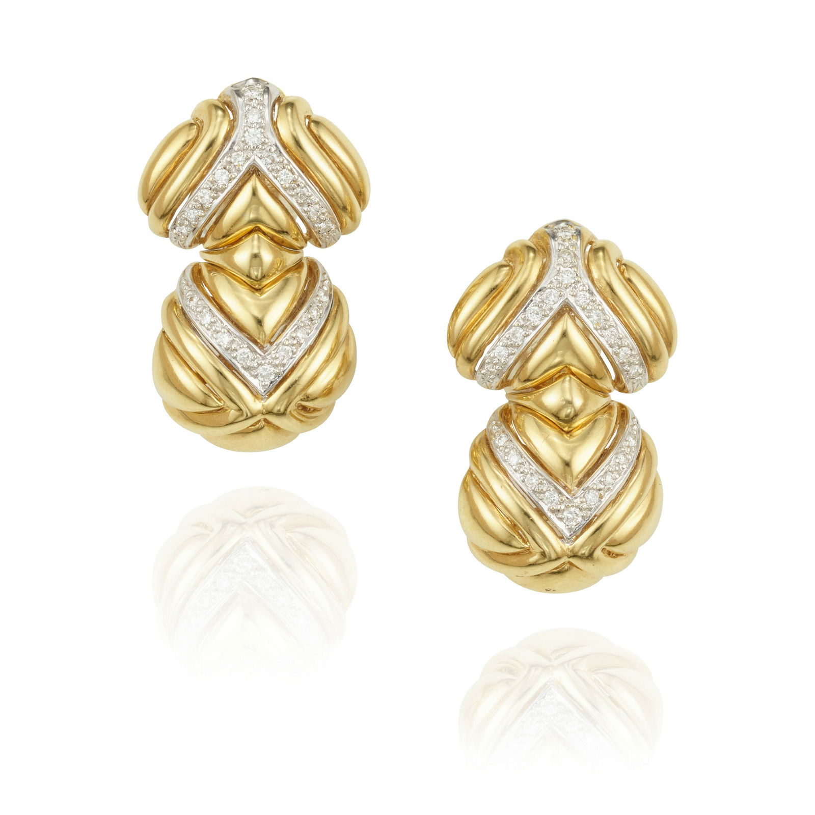 A PAIR OF 18K BI-COLOR GOLD AND DIAMOND EARCLIPS: A PAIR OF 18K BI-COLOR GOLD AND DIAMOND EARCLIPS Of a geometric and articulated design featuring round diamonds, measures 1 3/8 x 7/8 in. Footnotes: OVERALL CONDITION: Metal stamped and tested for 18k