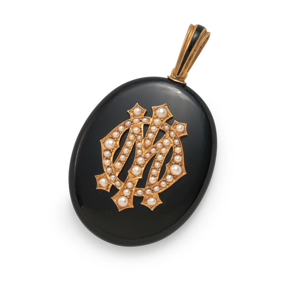 AN ANTIQUE GOLD, ONYX, AND SPLIT PEARL PENDANT (1 of 2)