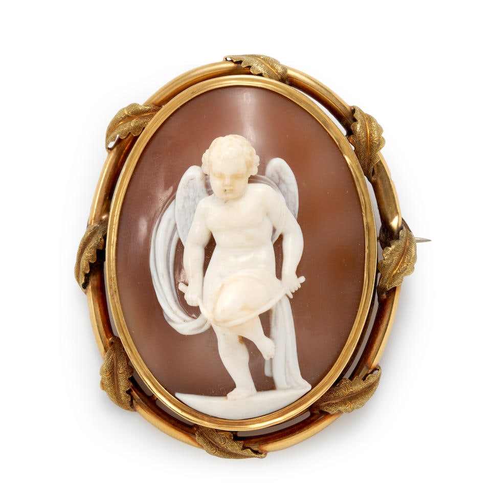 AN ANTIQUE GOLD AND SHELL CAMEO BROOCH (1 of 2)