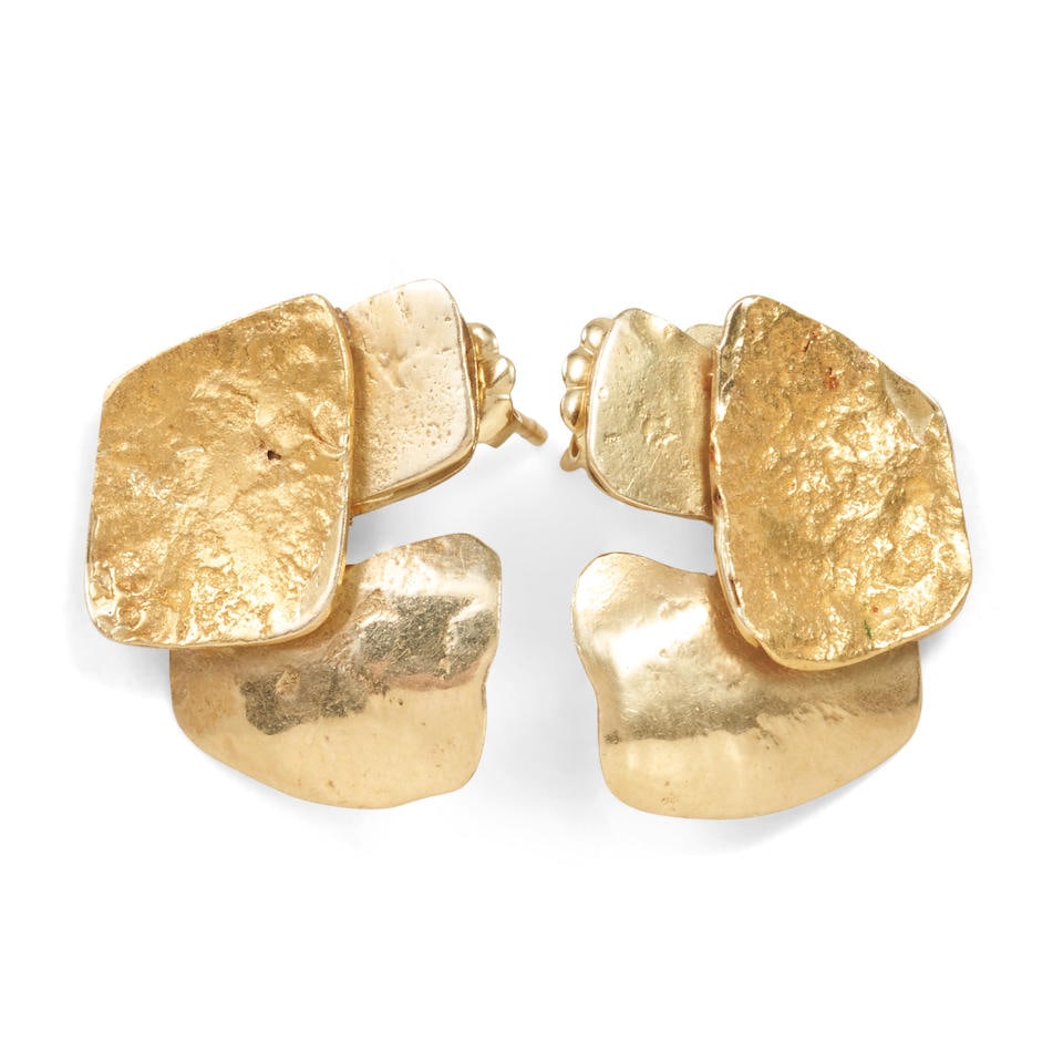 JANIYE: A PAIR OF GOLD EARRINGS (1 of 3)