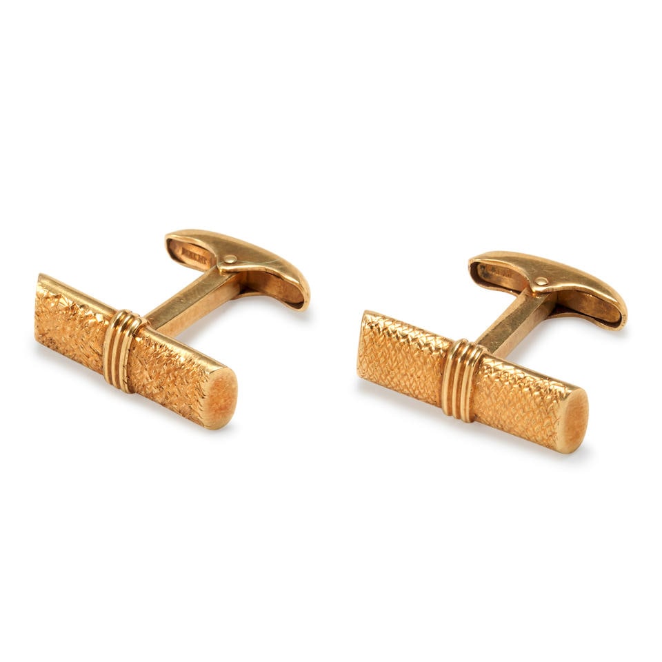 A PAIR OF 18K GOLD CUFF LINKS (1 of 3)