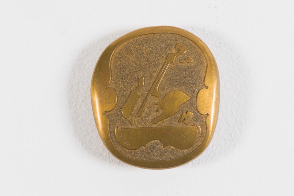 FERNANDEZ ARMAN (1928-2005) Avignon bronze festival d'Automne,1972 Médaille en bronze dor...: FERNANDEZ ARMAN (1928-2005) Avignon bronze festival d'Automne,1972 Médaille en bronze doré. Signée et datée dans le bronze Verguld bronzen medaille. Getekend en gedateerd in de br