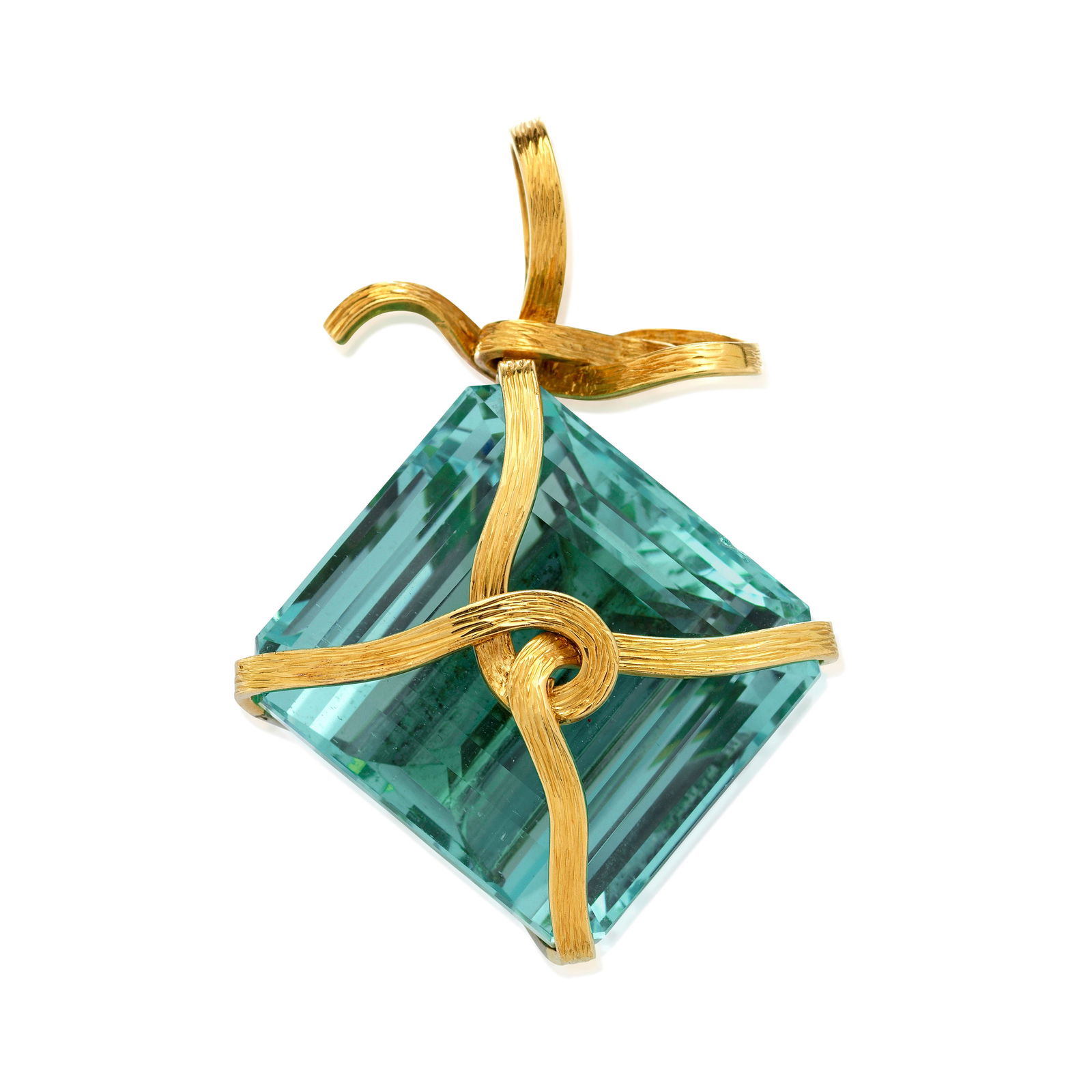 GEOFFREY TURK: AQUAMARINE PENDANT, 2000: GEOFFREY TURK: AQUAMARINE PENDANT, 2000 The fancy-cut aquamarine, within a textured 18 carat gold ribbon bow mount, maker's mark GT, London hallmark, length 5.8cm, cased by Grima