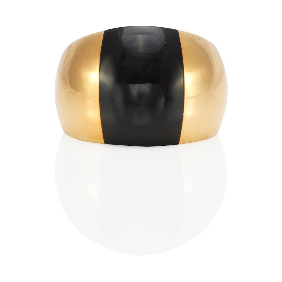 TIFFANY & CO.: AN 18K GOLD AND ONYX RING (1 of 3)