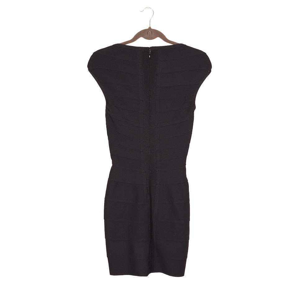 Hervé LEGER Paris. Lot de deux robes: Hervé LEGER Paris. Lot de deux robes En viscose stretch, l'une noire et blanche à épaule asymétrique, l'autre noire à important décolleté. (tâches et salissures