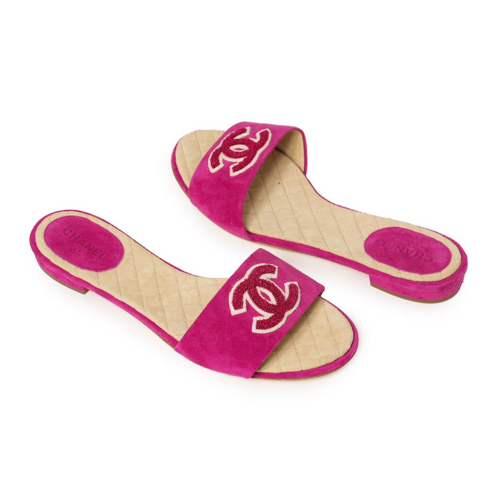 CHANEL. Mules en daim fuchsia: CHANEL. Mules en daim fuchsia Empeignes surmontées du sigle de la maison. Taille: 37 1/2 C Condition d'état: A Footnotes: CHANEL: a fuchsia suede mules, surmounted by the logo of the house.