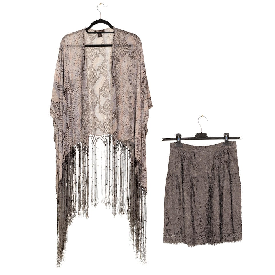 Roberto CAVALLI, Dolce & Gabbana. Ensemble composé d'un haut et d'une jupe en dentelle: Roberto CAVALLI, Dolce & Gabbana. Ensemble composé d'un haut et d'une jupe en dentelle Haut en soie imprimé python se terminant par une importante frange perlée. Taille approximative 38
