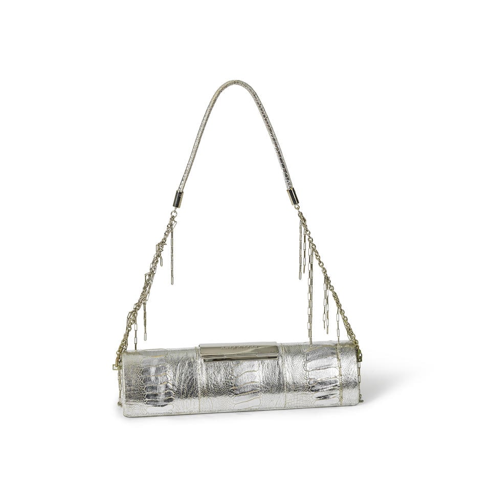 Sergio ROSSI. Minaudière 26 cm: Sergio ROSSI. Minaudière 26 cm En cuir argent embossé façon écailles, anse chaine d'épaule amovible. Long.: 26 cm Condition d'état: B 26 x 7 cm Footnotes: Sergio Rossi: a