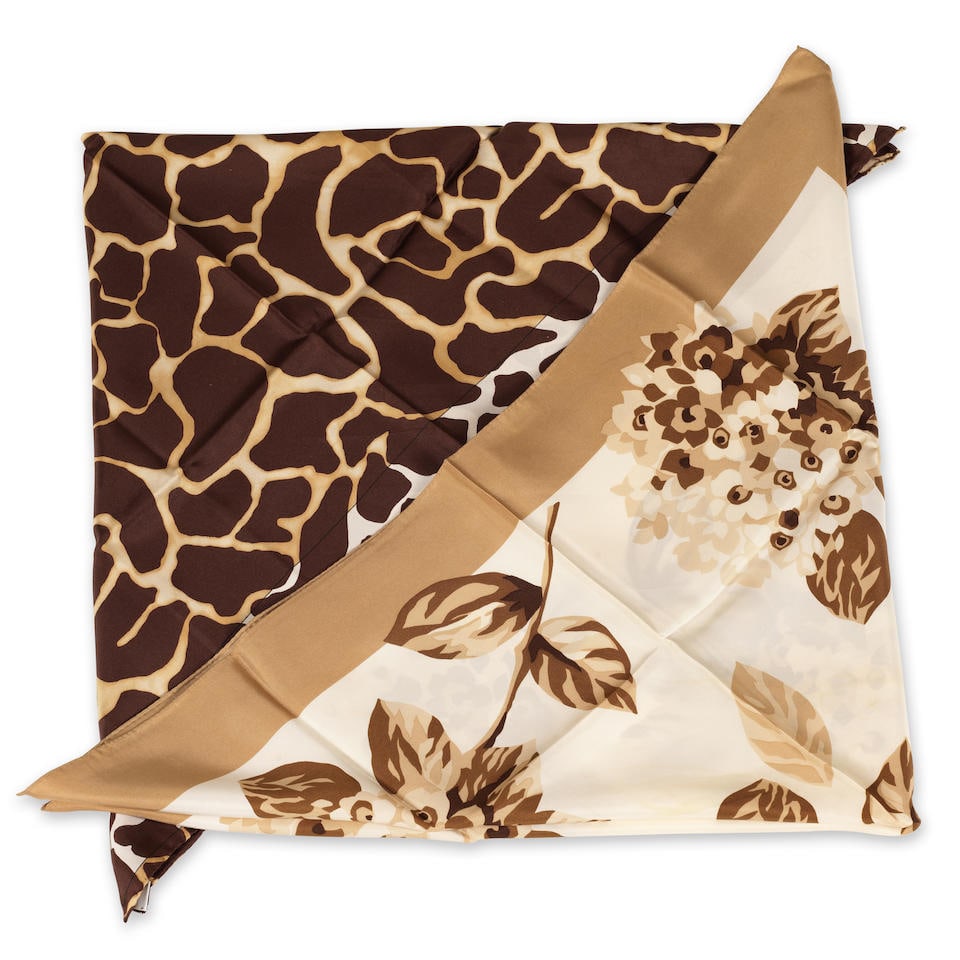 ESCADA Sport. Lot de deux carrés: ESCADA Sport. Lot de deux carrés En soie imprimée, l'un à motif girafe, l'autre à motif floral dans les tons beiges. (traces de parfum) Condition d'état: B + 67 x 67 cm Footno