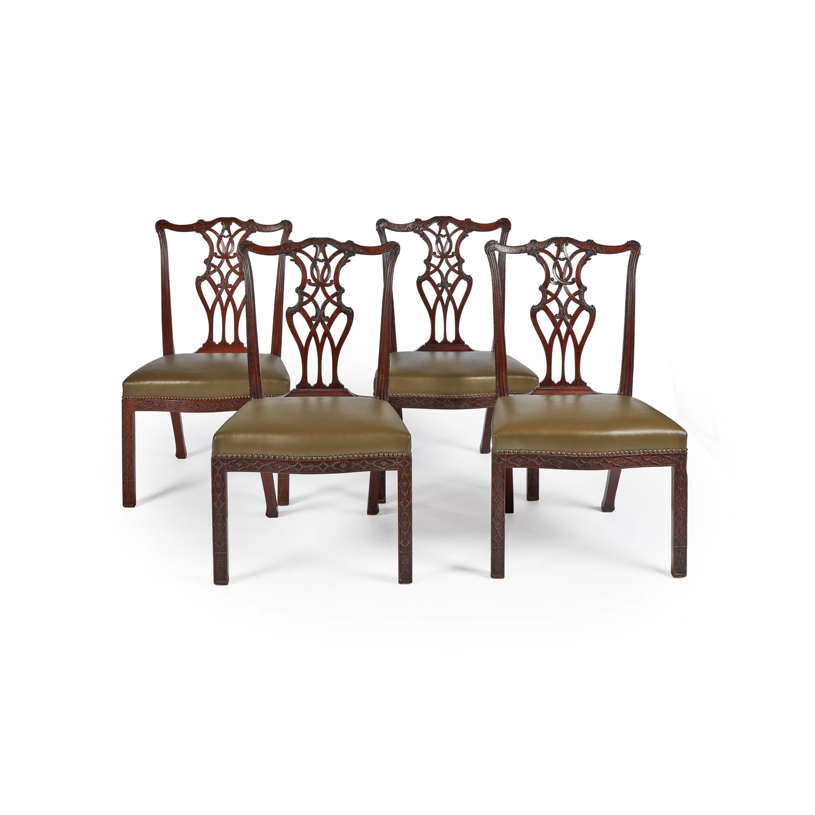 Suite de quatre chaises en acajou dans le goût de Thomas Chippendale. Angleterre, époq...: Suite de quatre chaises en acajou dans le goût de Thomas Chippendale. Angleterre, époque George III A dossier plat ajouré à décor de moulures et rinceaux feuillagés, les