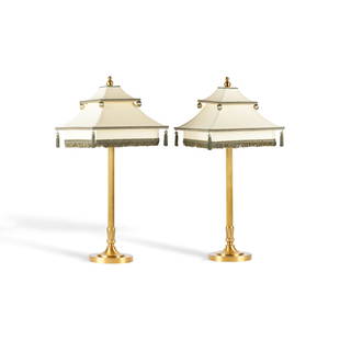 Jacques GARCIA. Paire de lampes de table: Jacques GARCIA. Paire de lampes de tableFût central à godrons en laiton et base circulaire, abat-jour pagode.H. 65 cm A pair of brass table lamps. 