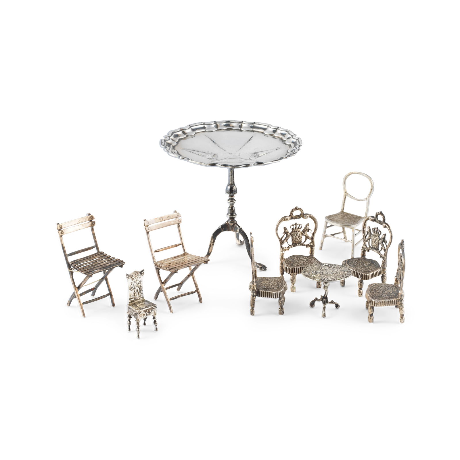 Ensemble de mobilier miniature en argent 800°/°° et 925°/°°: Ensemble de mobilier miniature en argent 800°/°° et 925°/°° Comprenant: - Un guéridon tripode. Goldsmiths & silversmiths Company - Deux chaises pliantes de jardin -