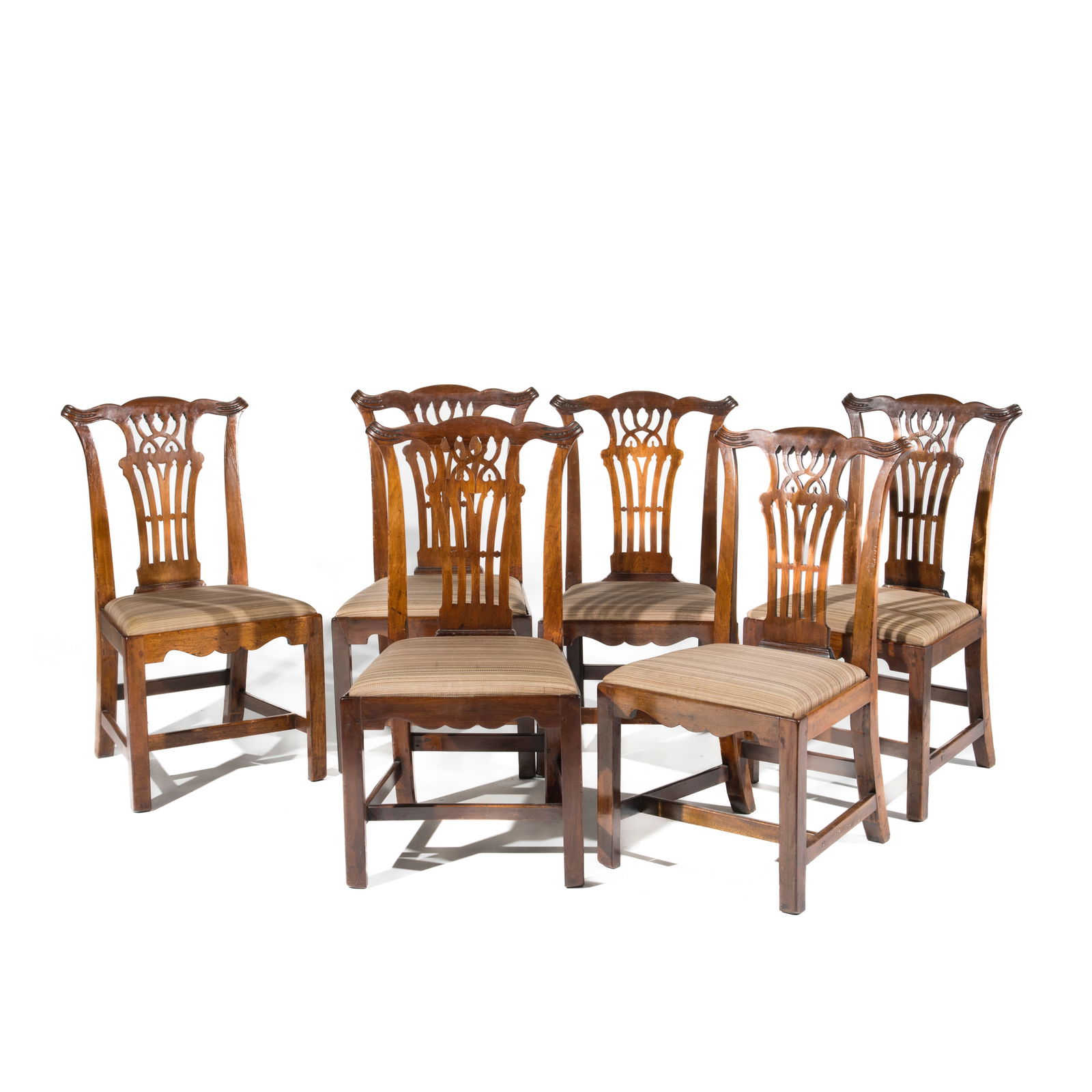 Suite de six chaises en noyer. Angleterre, XIXe siècle.: Suite de six chaises en noyer. Angleterre, XIXe siècle. Le dossier ajouré sculpté d'arcatures et enroulements H. 95 cm - L. 50 cm - P. 48 cm A set of six English 19th century ?walnut ch