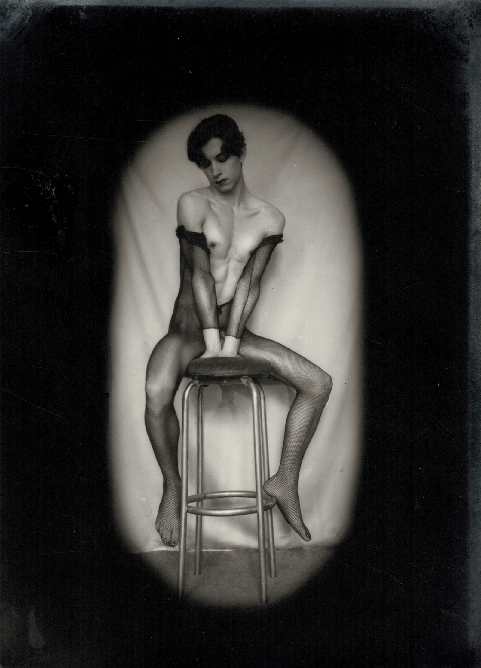 Pierre Molinier (1900-1976) Luciano Castelli sur le tabouret, 1975: Pierre Molinier (1900-1976) Luciano Castelli sur le tabouret, 1975 Tirage argentique d'époque sur papier Agfa. Gelatin silver print on Agfa paper. 17,7 x 12,5 cm. Footnotes: Provenance