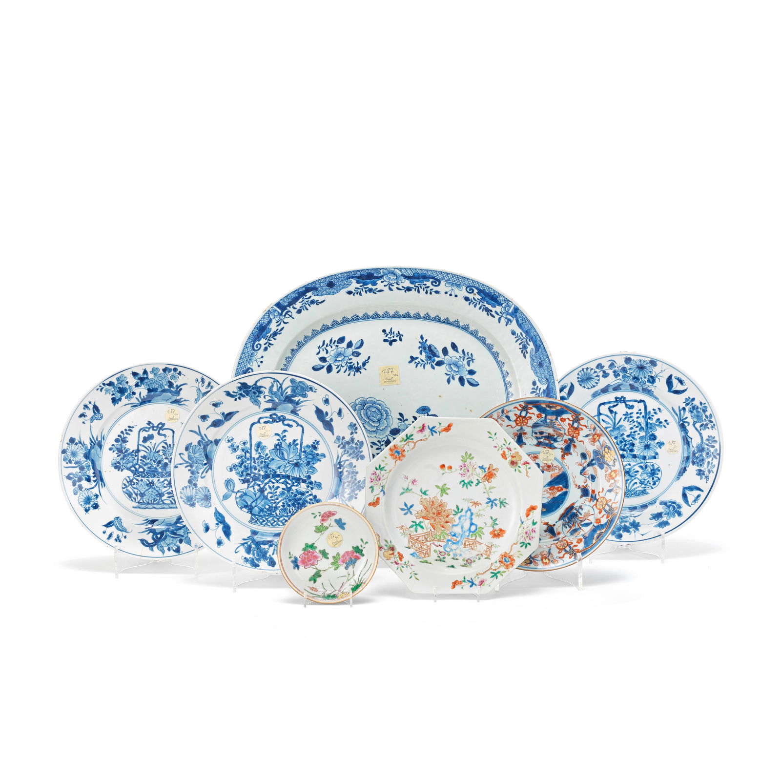 A GROUP OF BLUE AND WHITE AND FAMILLE ROSE DISHES 17th/18th century (7) (1 of 1)