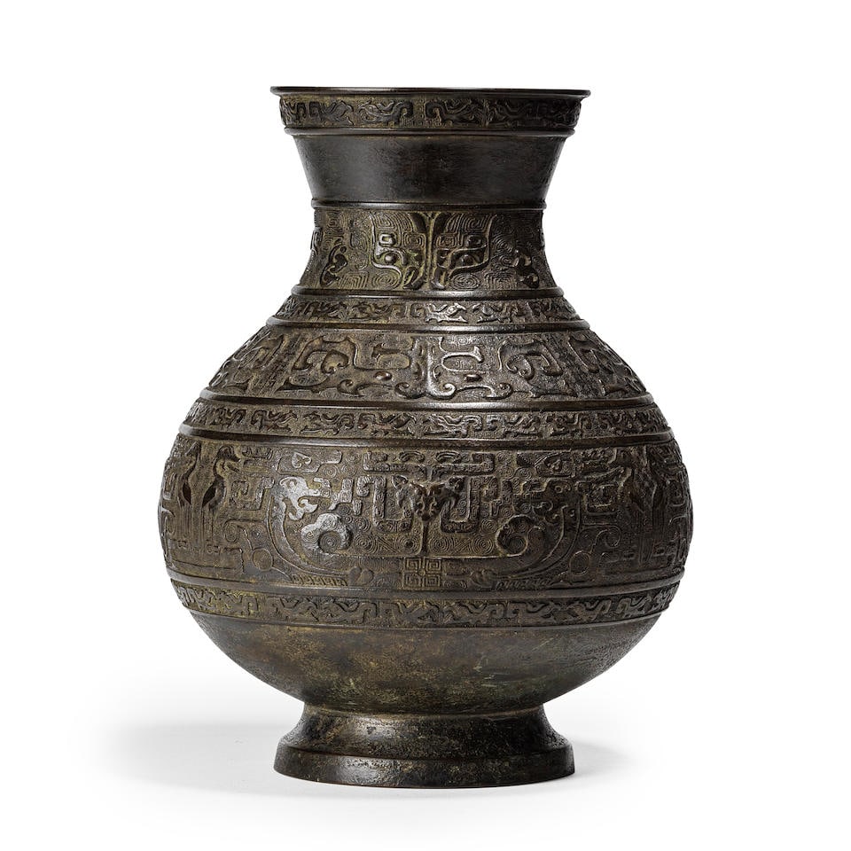 VASE BALUSTRE ARCHASÏANT EN BRONZE, HU Dynastie Ming (1368-1644) ou antérieur: VASE BALUSTRE ARCHASÏANT EN BRONZE, HU Dynastie Ming (1368-1644) ou antérieur AN ARCHAISTIC BRONZE BALUSTER VASE, HU Ming dynasty or earlier Heavily cast, decorated around the body and neck